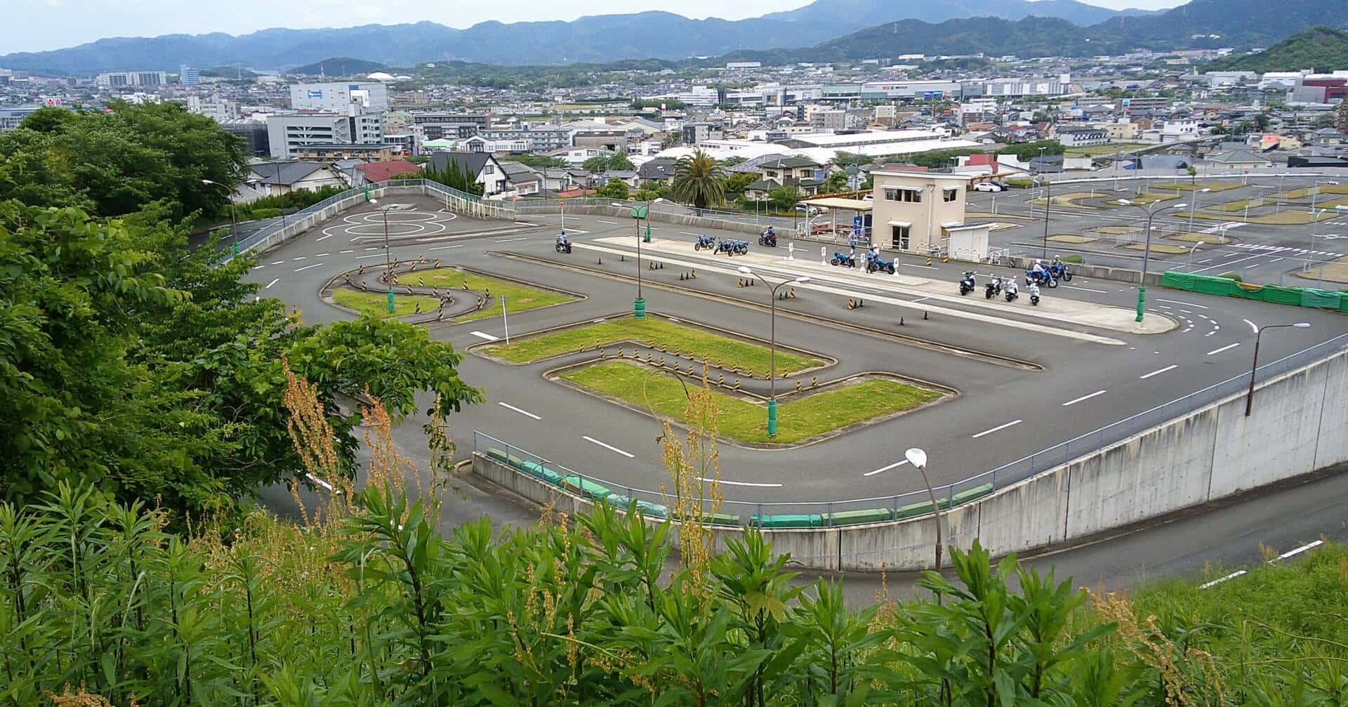 春休みの合宿免許が高い理由