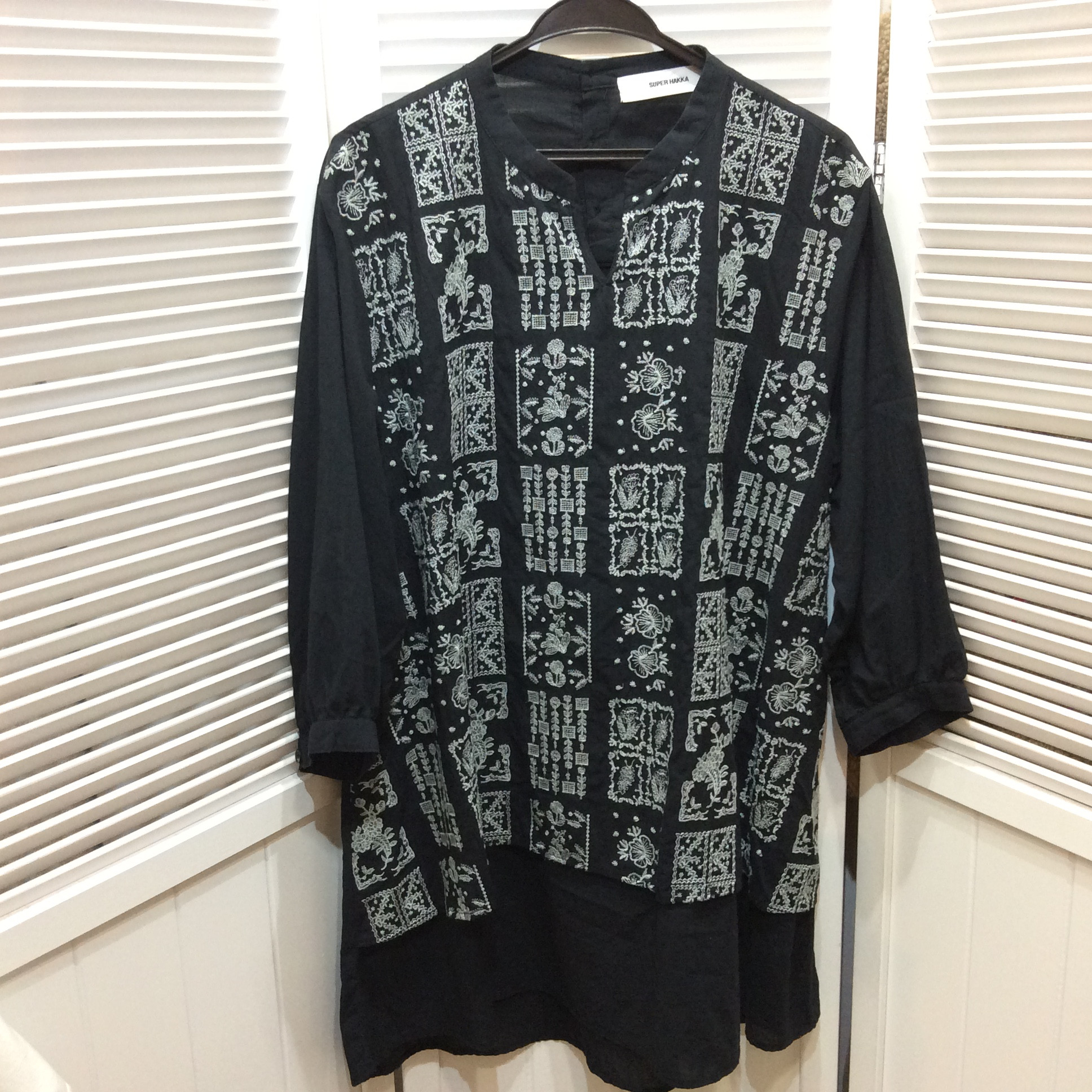 スーパーハッカ   チュニック フリーサイズ  黒／刺繍柄