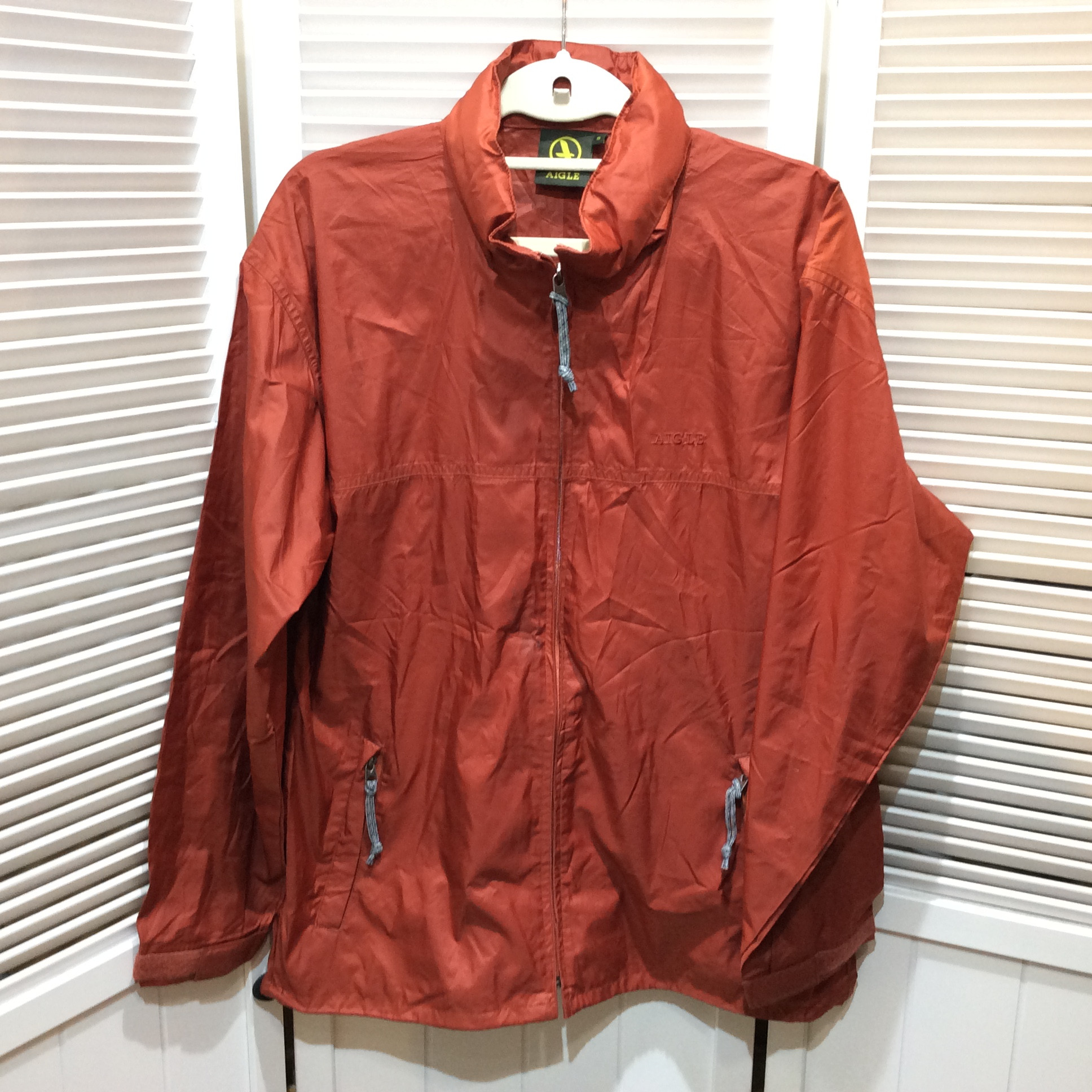 AIGLE フード付ナイロンジャケット S レンガ色