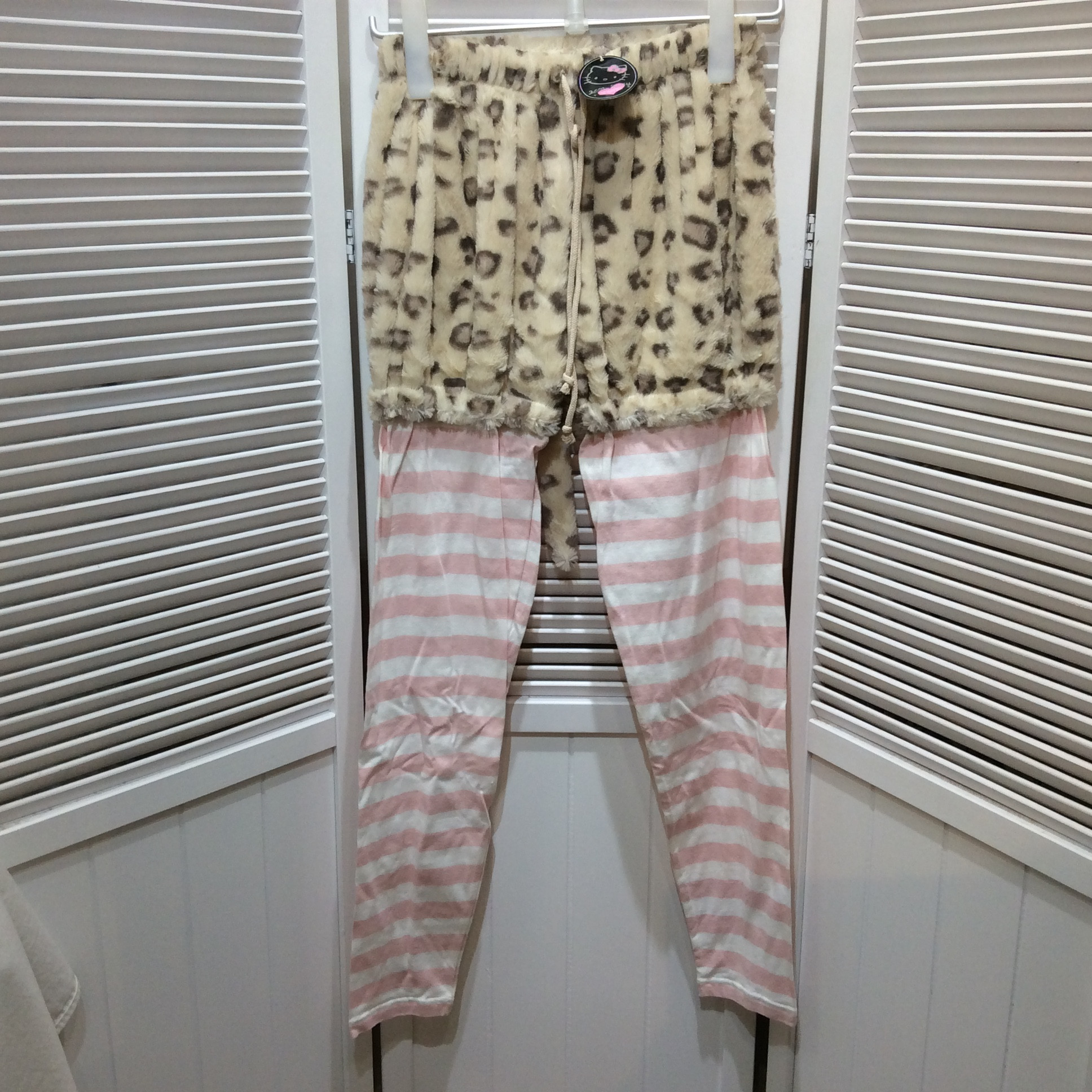 未使用☆ハローキティ ボア ルームパンツ M ヒョウ柄×白ピンクボーダー柄 もこもこ