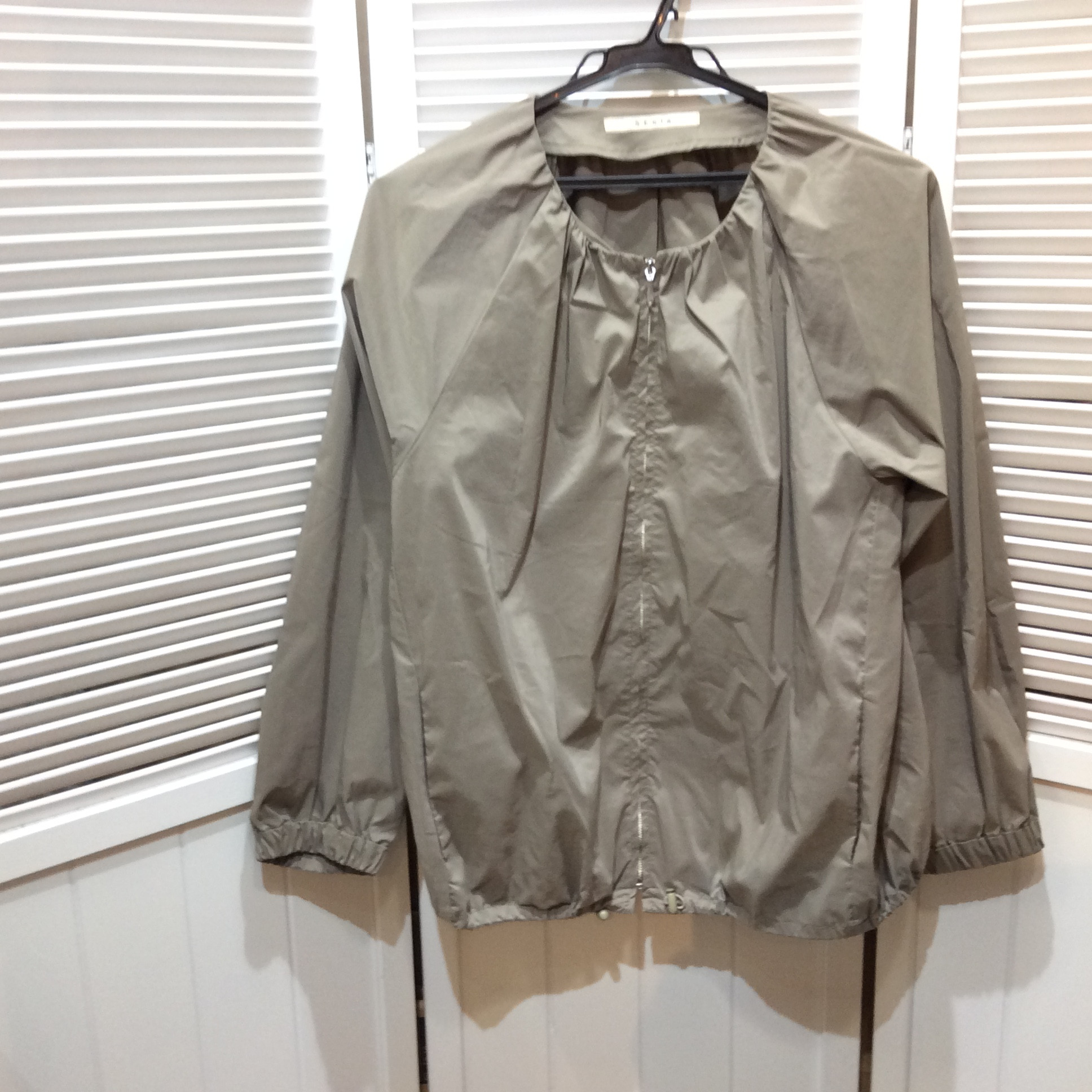 ノーカラー ボリューム袖ジャケット 38 カーキ