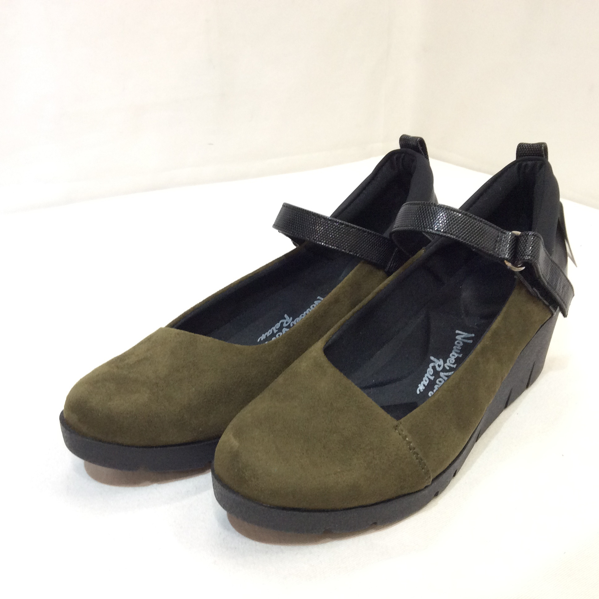 フェイクスエード パンプス 24.0 カーキ  美品