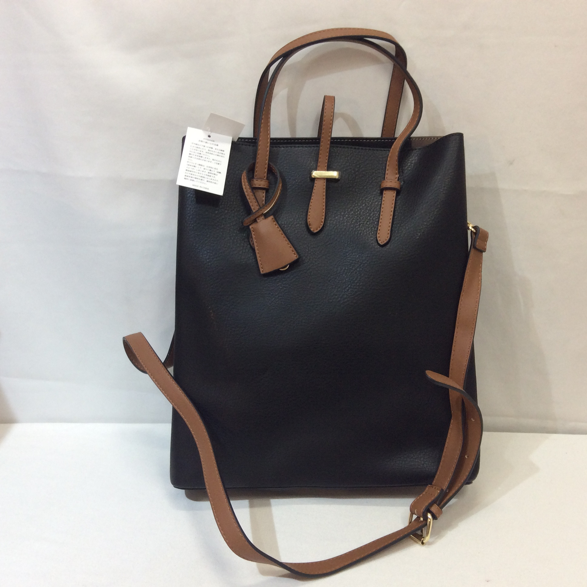 新品 アーバンリサーチ 合皮スクエアトートバッグ チャーム付き  黒