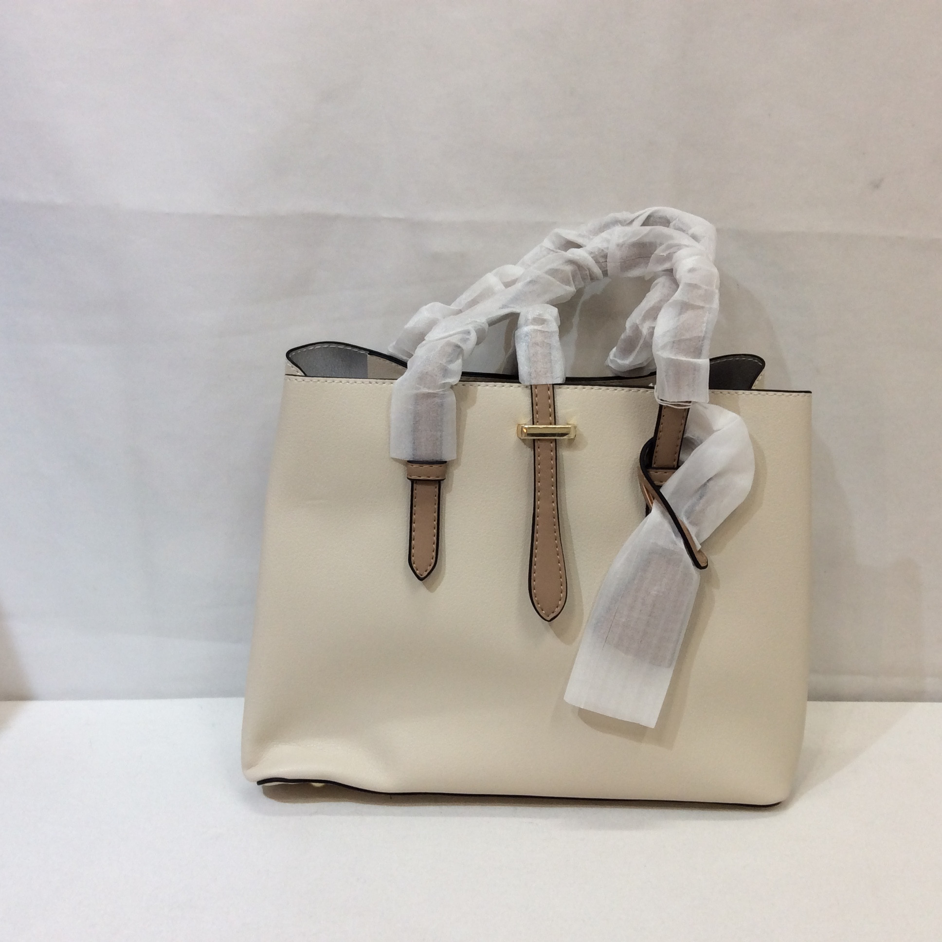 新品 アーバンリサーチ タッセルチャーム付き2WAYショルダーバッグ  ホワイト