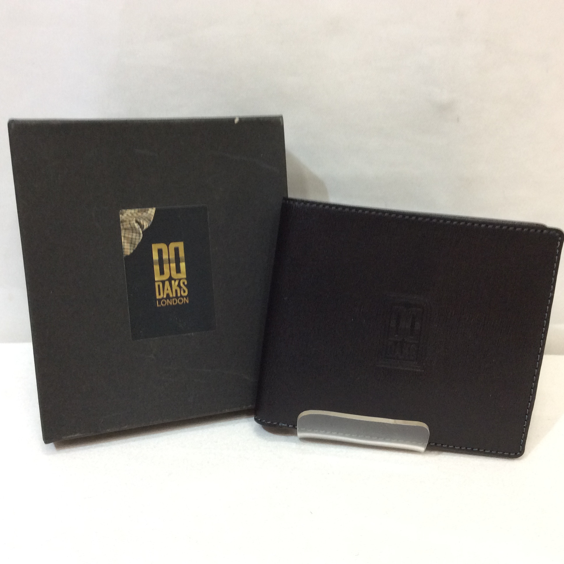 未使用☆DAKS 2つ折財布 ブラック