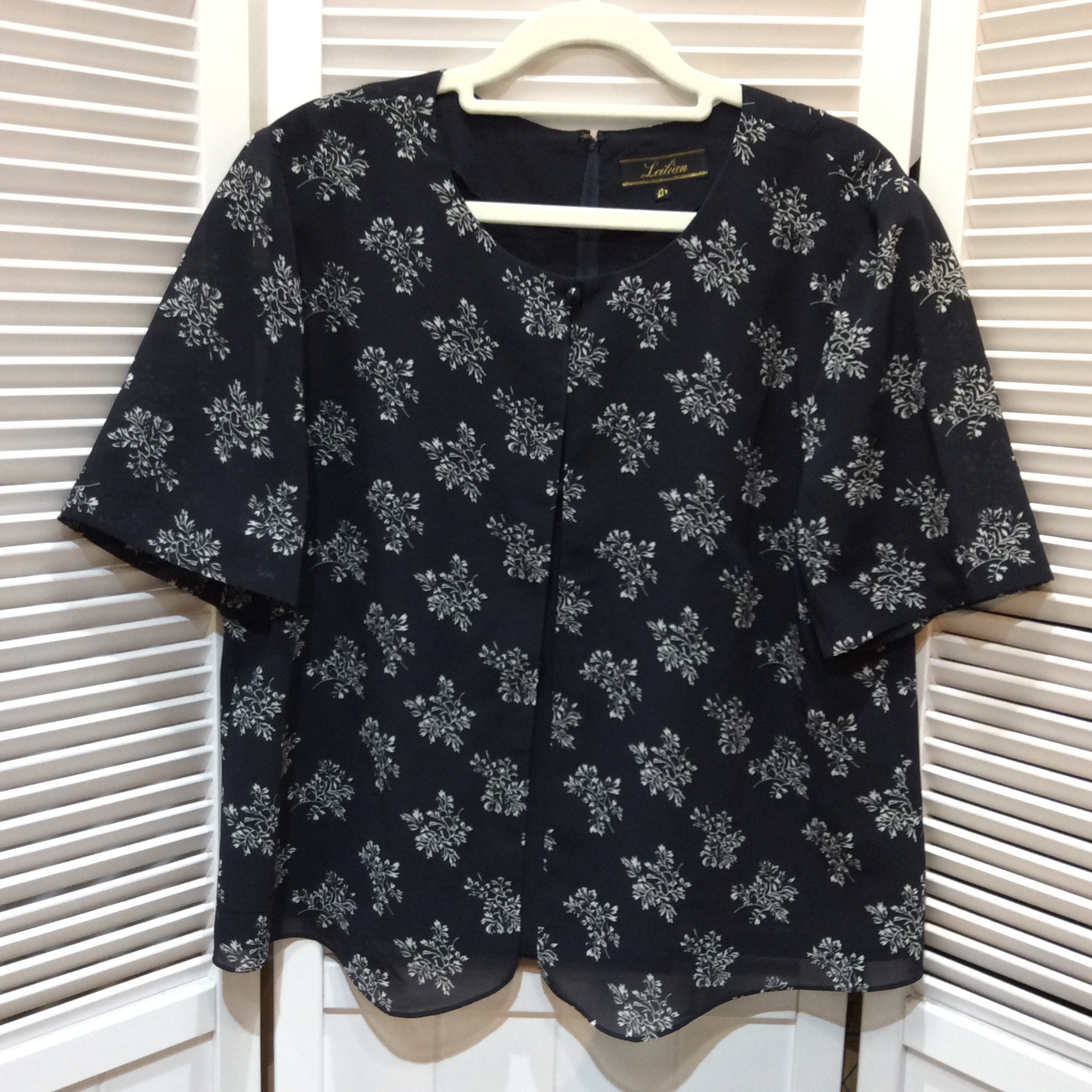 レリアン   フリル袖ブラウス  13号  ネイビー柄  