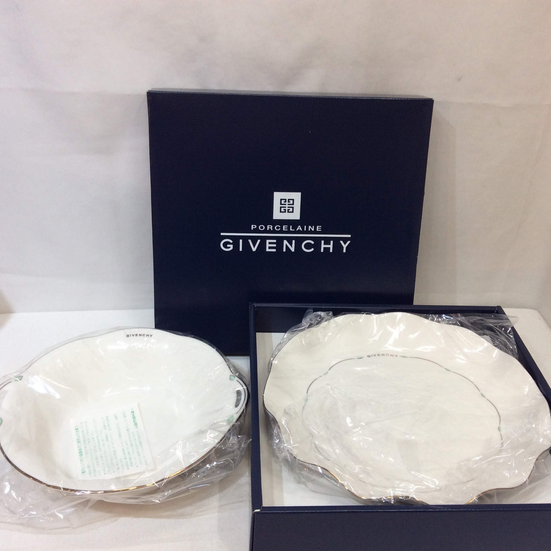 未使用 ジバンシー   電子レンジ対応  お皿セット