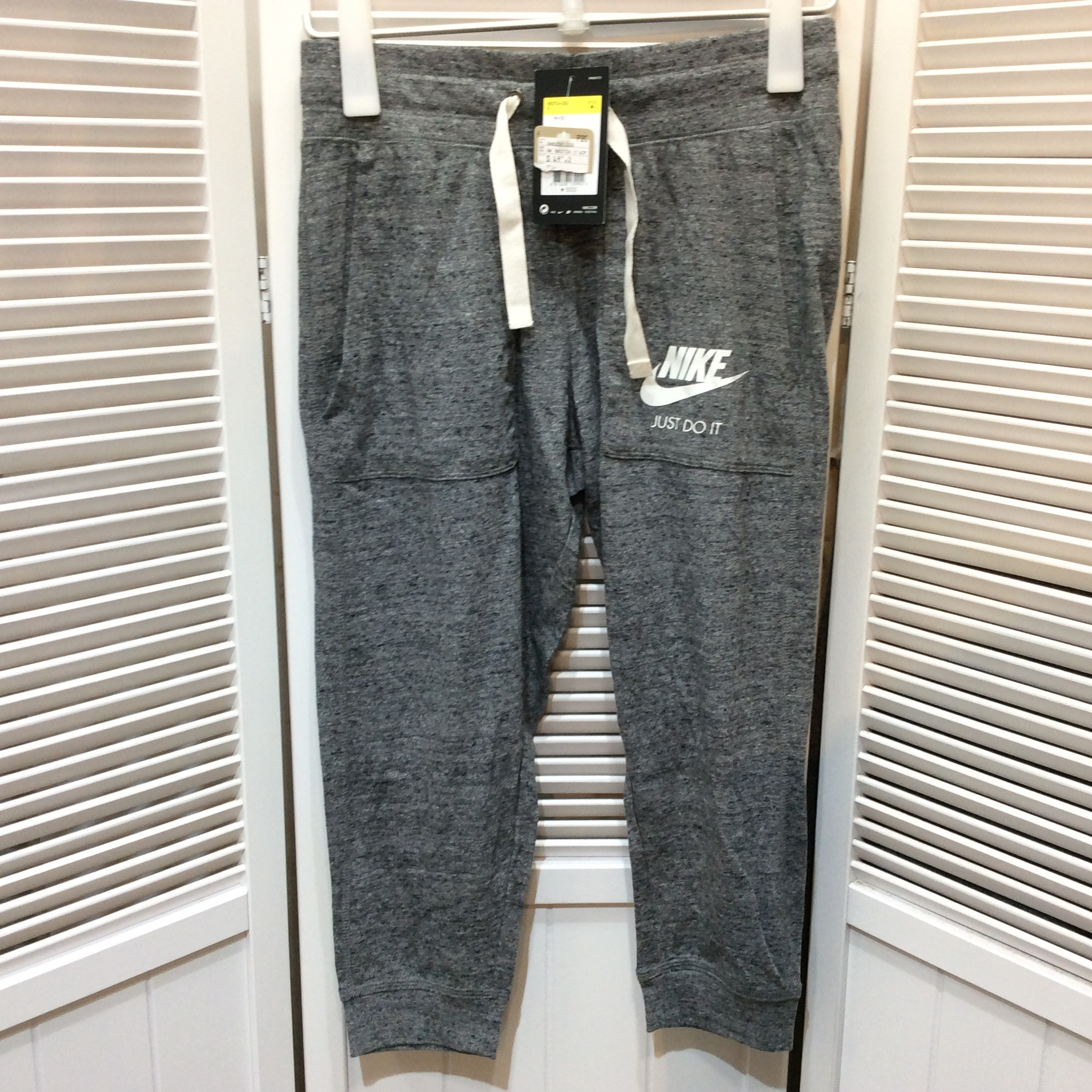 未使用☆NIKE ナイキ ウィメンズ ジム ヴィンテージカプリ S グレー