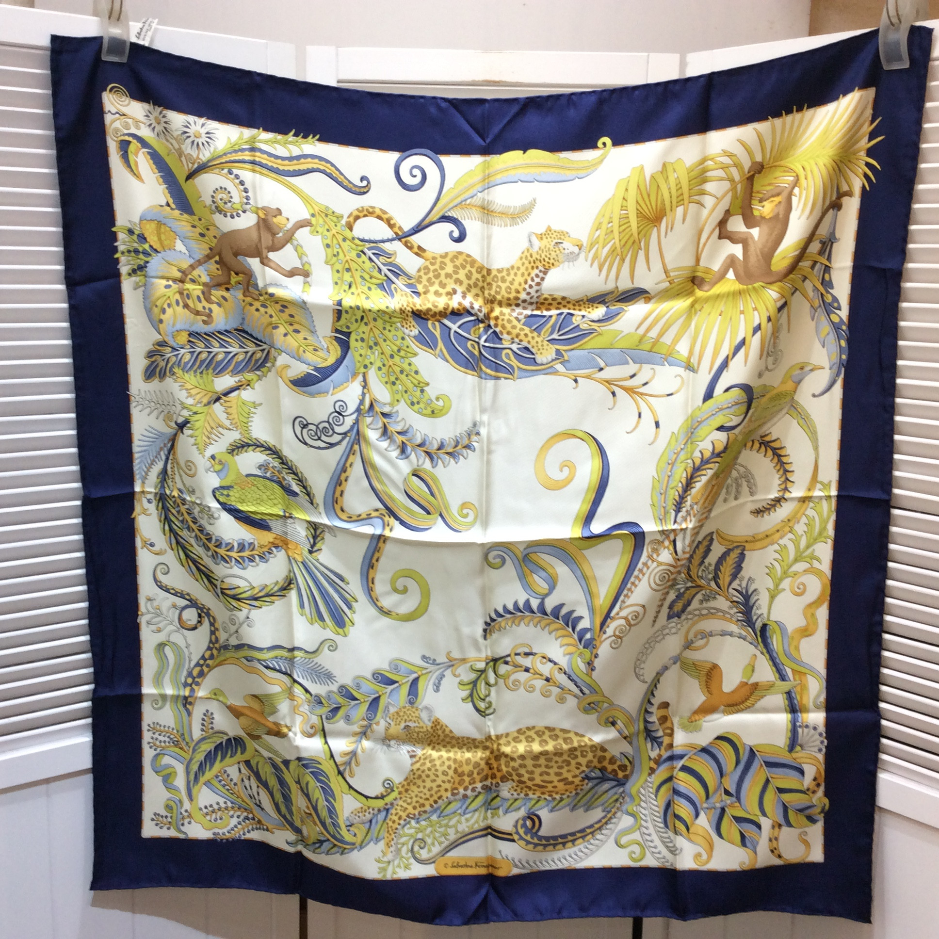 フェラガモ シルクスカーフ 白×紺 動物柄