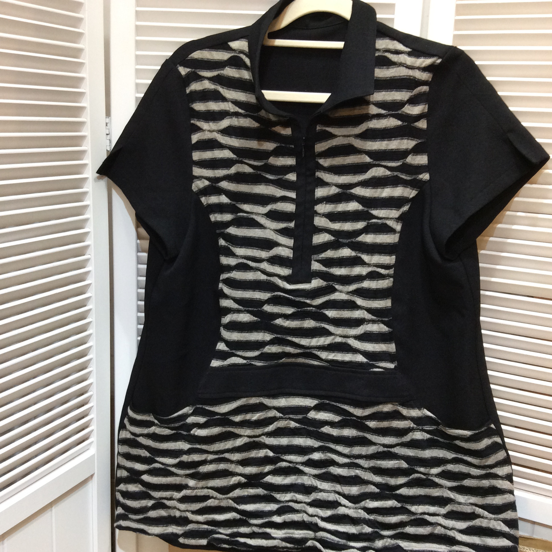 襟つきチュニック  M〜L  黒／ベージュ柄