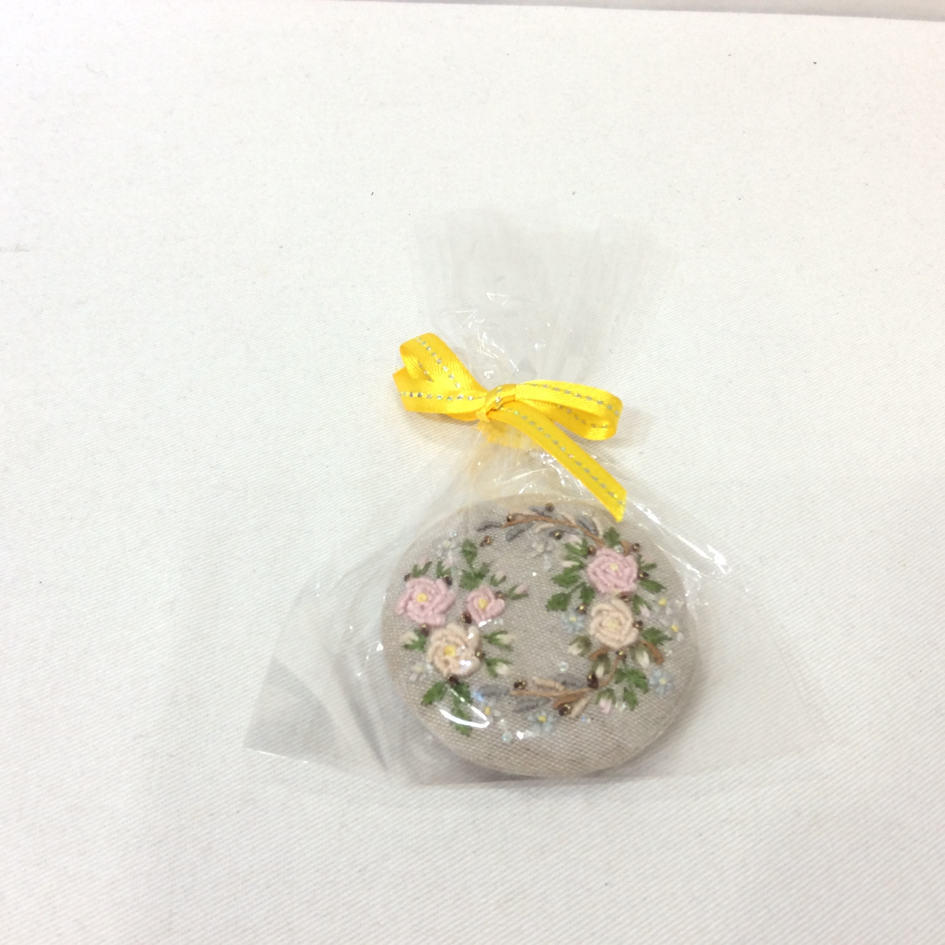 未使用 手作り ブローチ  生成