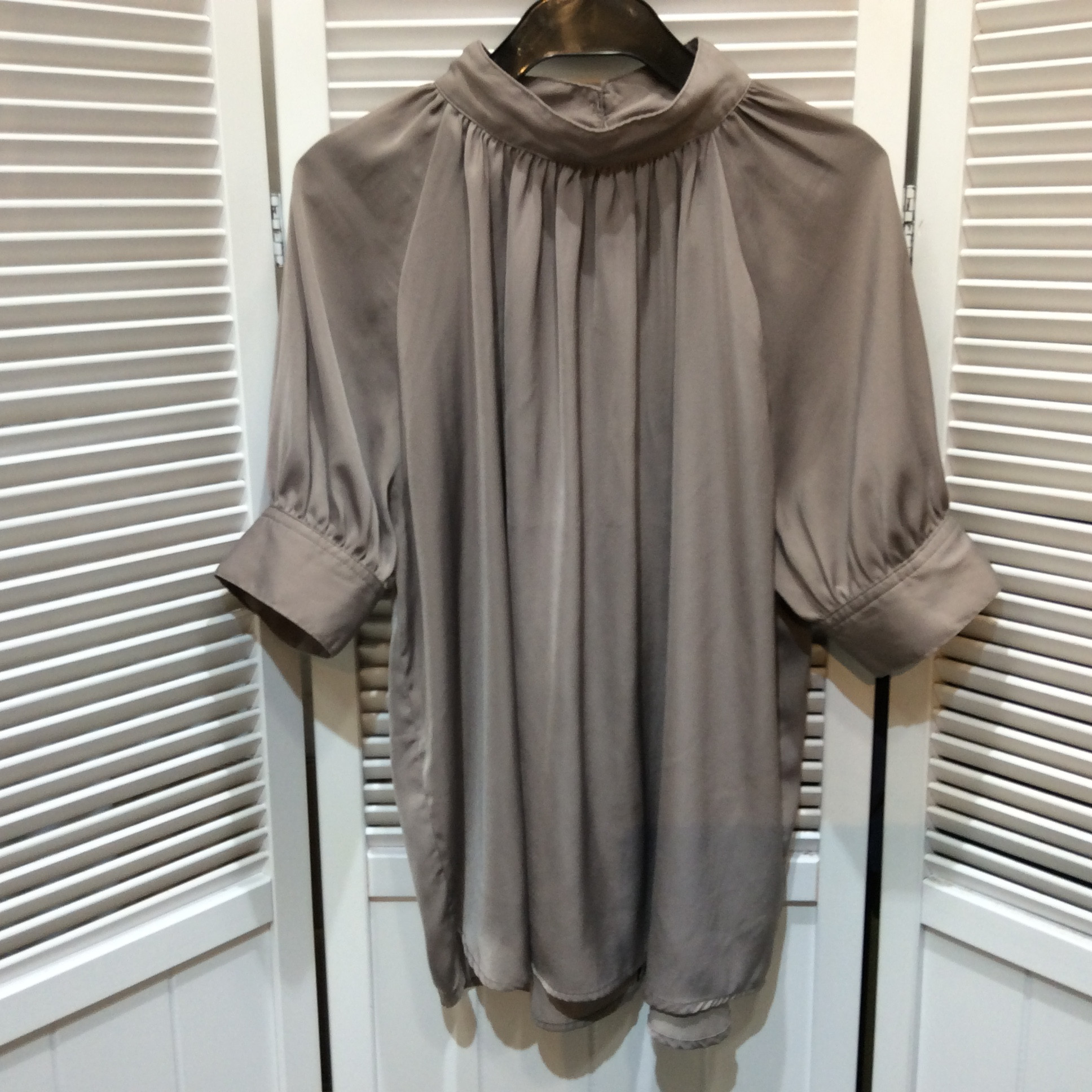 Te chi chi ハイネックブラウス  グレージュ