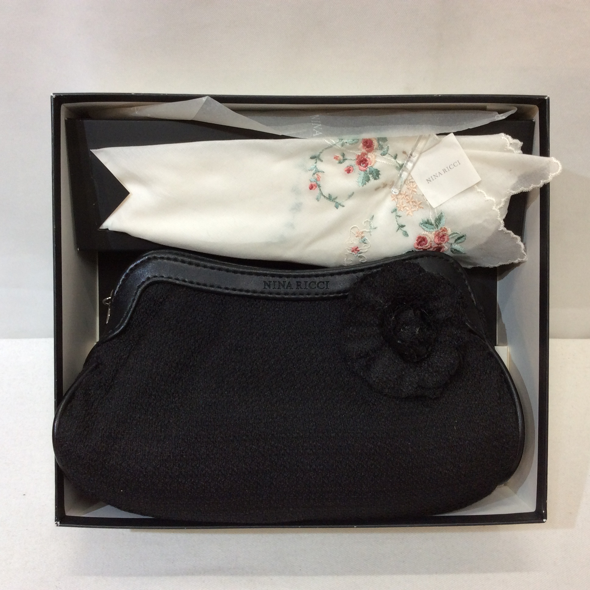 未使用☆ニナリッチ ポーチ&ハンカチセット ミラー付き