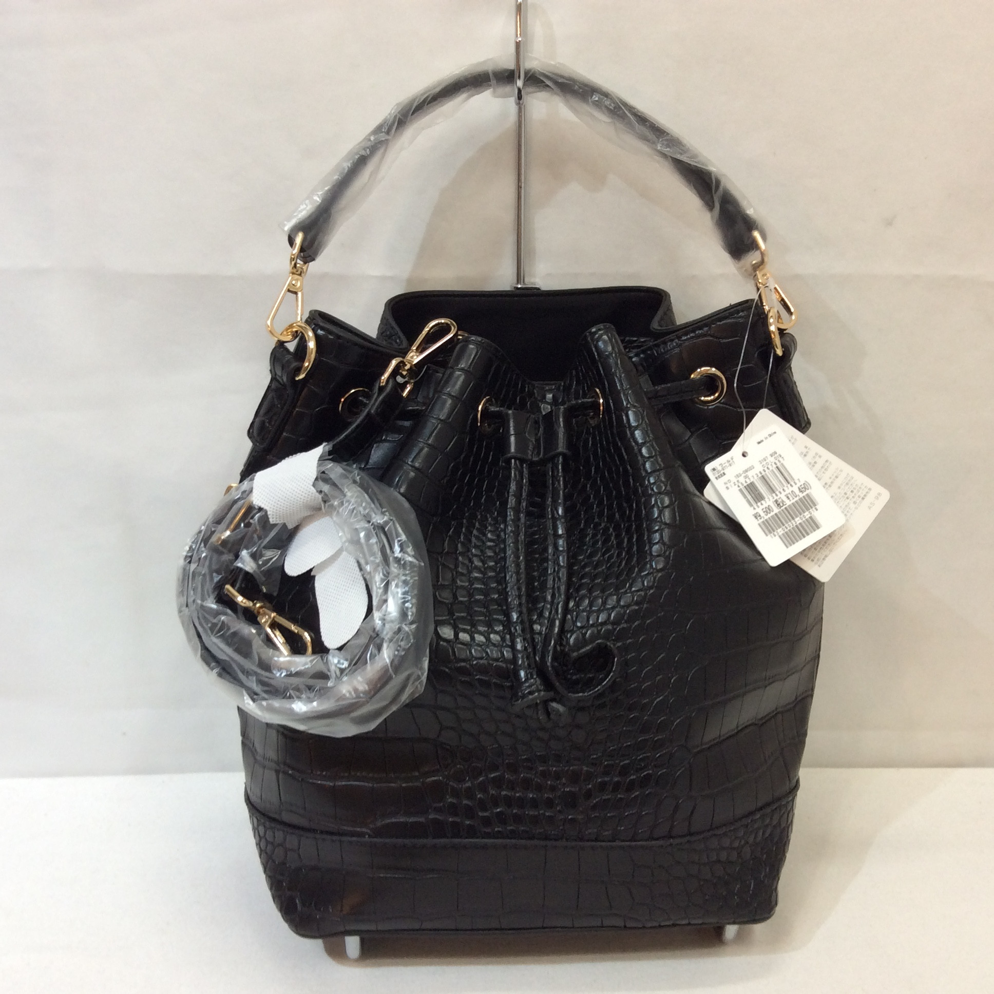 未使用 アンタイトル   合皮型押し 巾着2WAYバッグ  黒