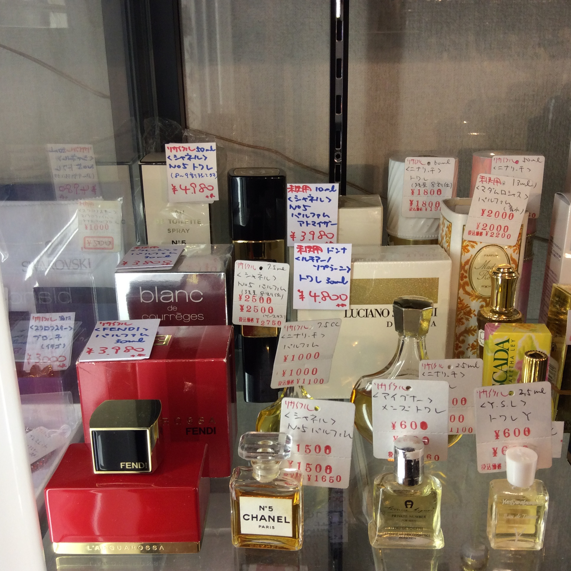 ブランドのトワレや香水入荷してます
