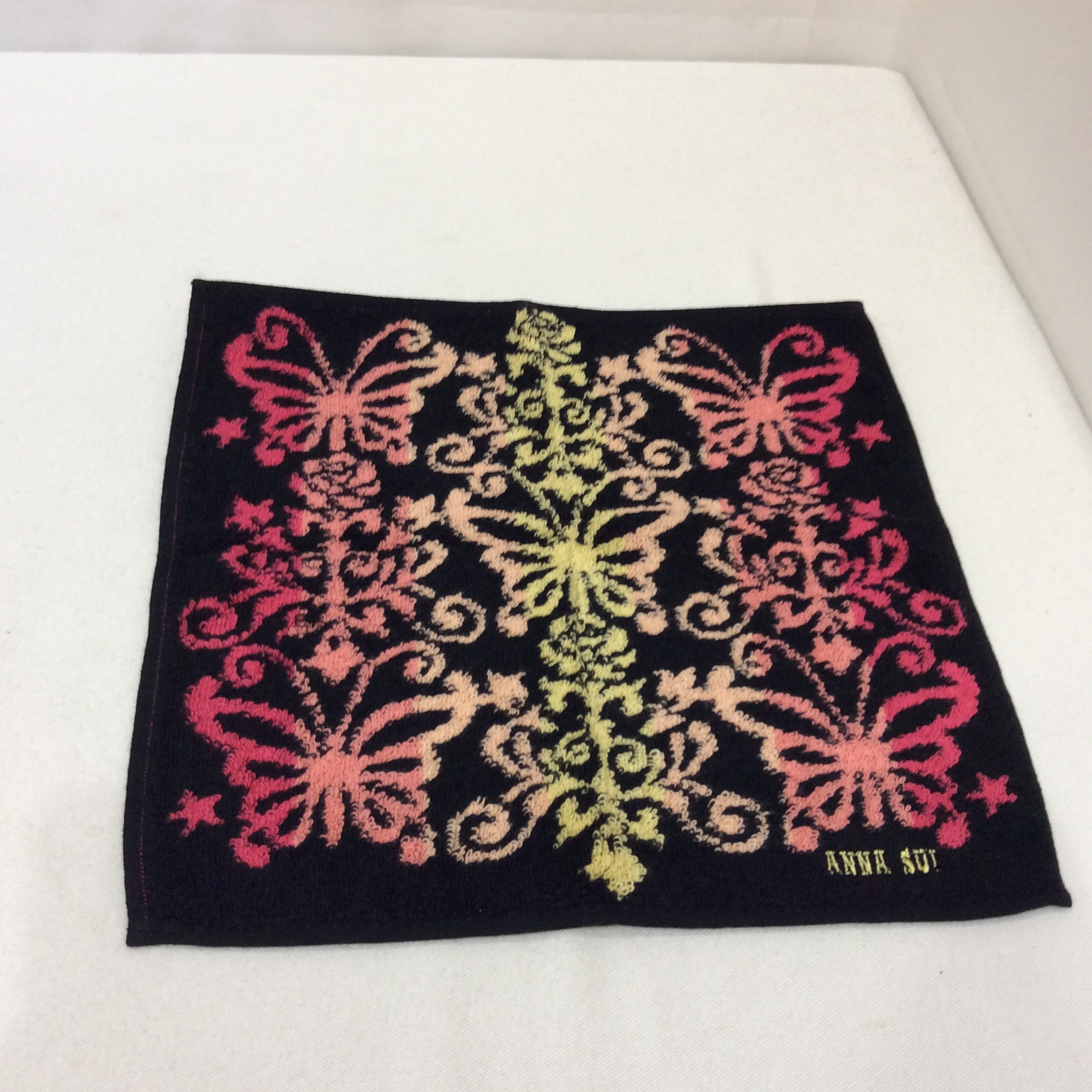 新品 アナスイ タオルハンカチ  黒／バタフライ