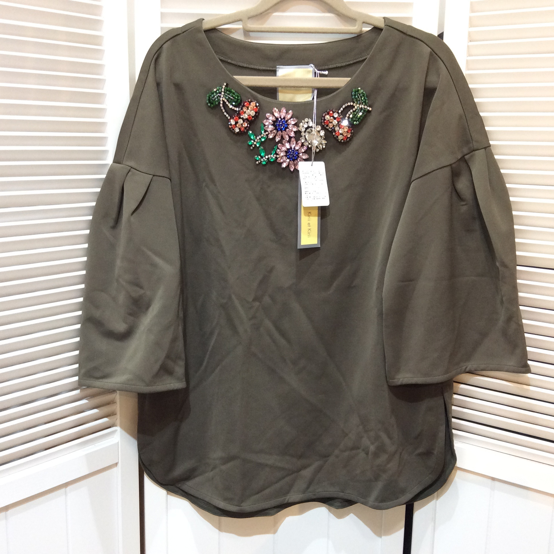 未使用 ビジュー付き ボリューム袖カットソー  Mサイズ  カーキ