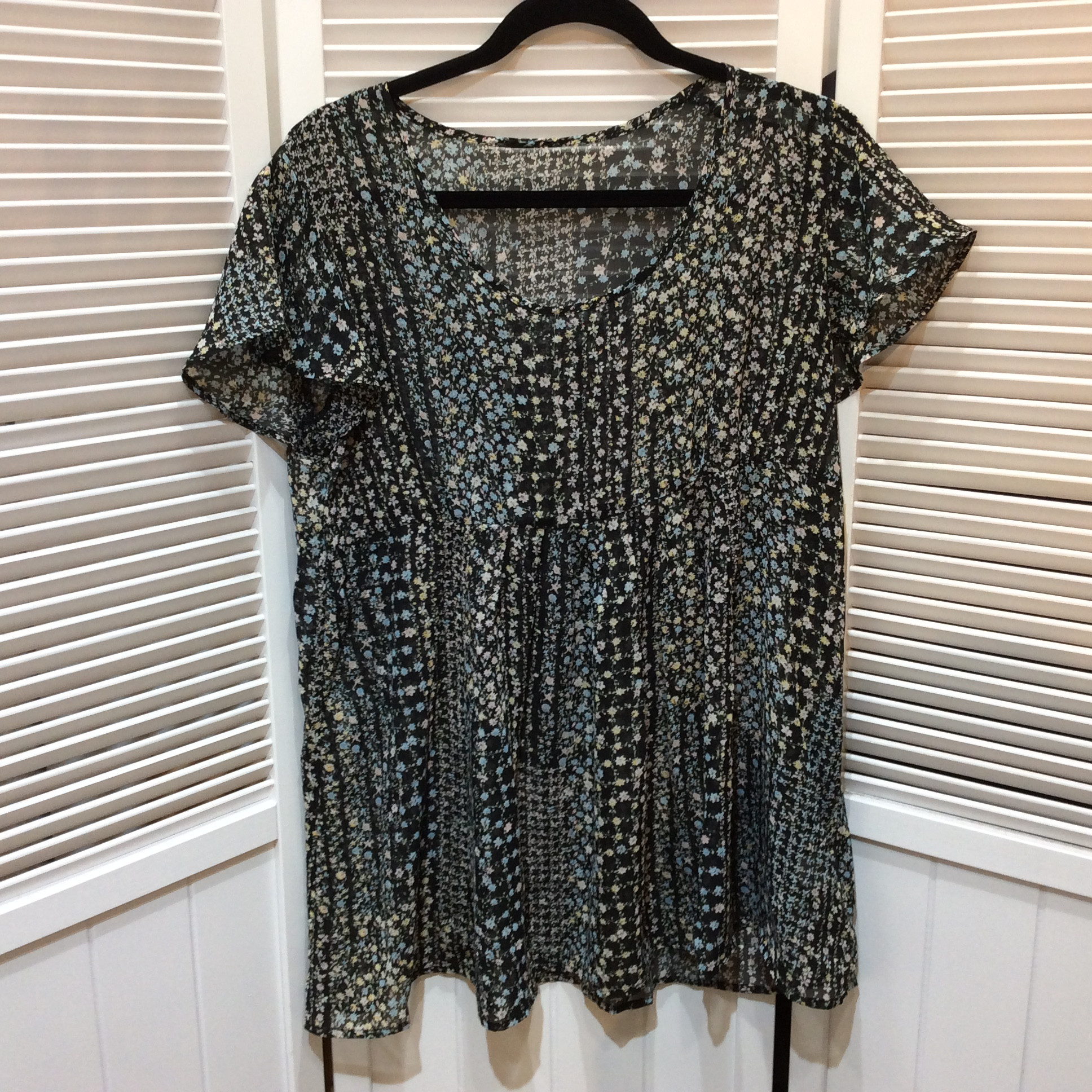 未使用☆レディース プルオーバー LL ブラック×小花柄