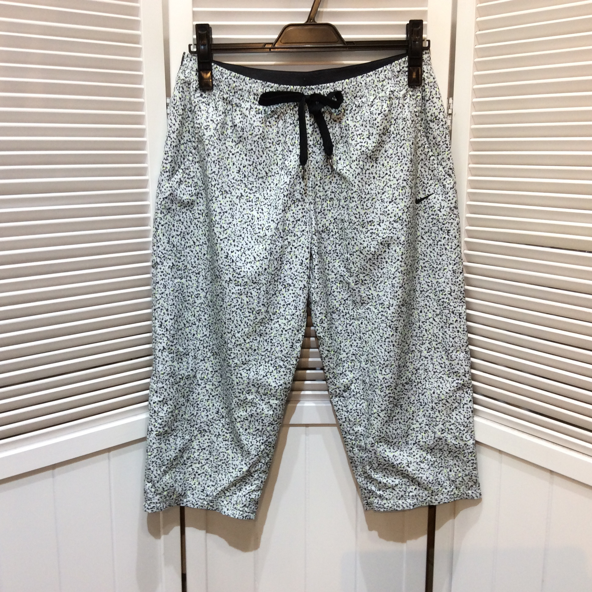 ナイキ ハーフパンツ  サイズL  グレー／黒、イエロー柄