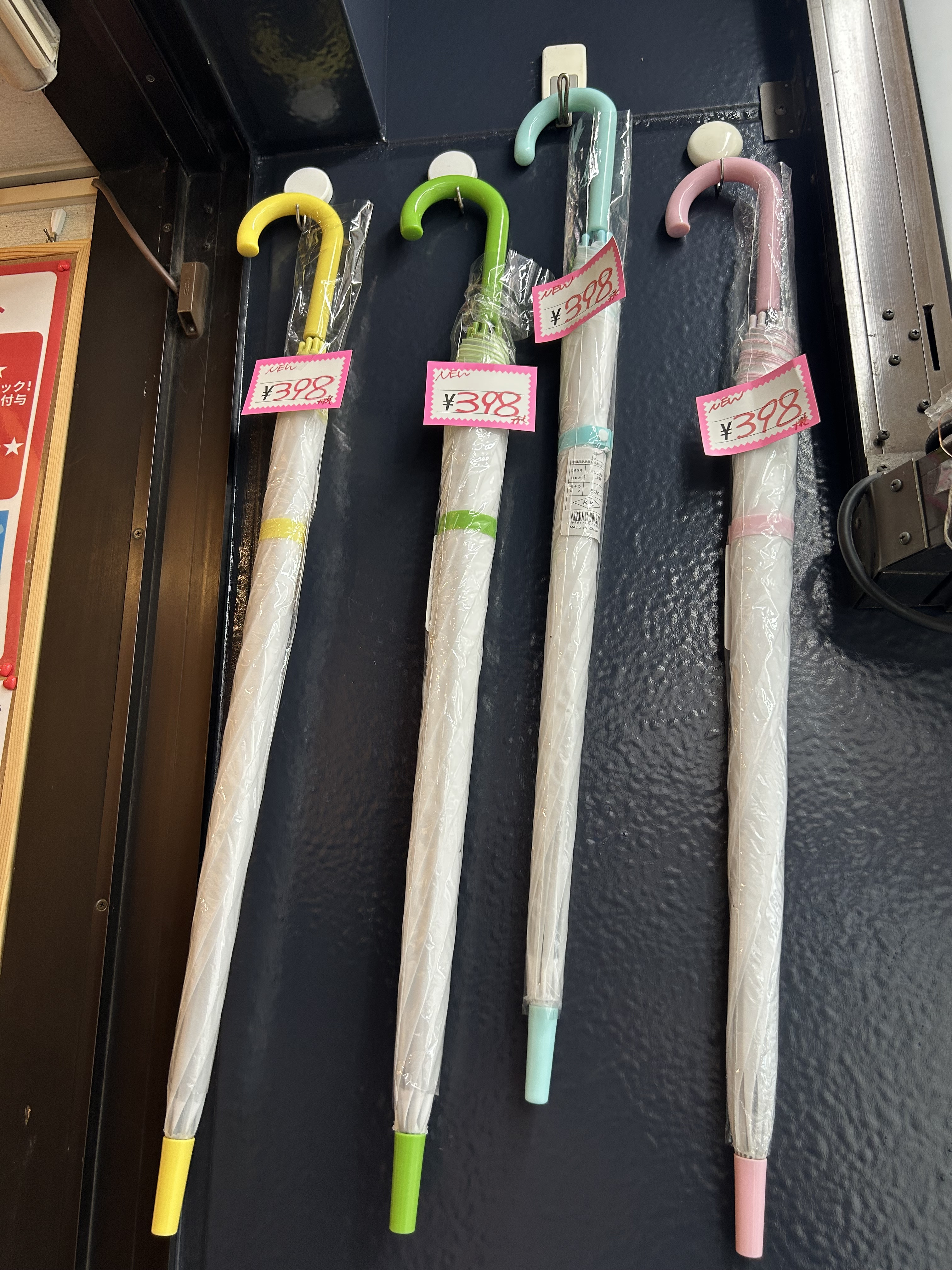 新品ビニール傘入荷してます