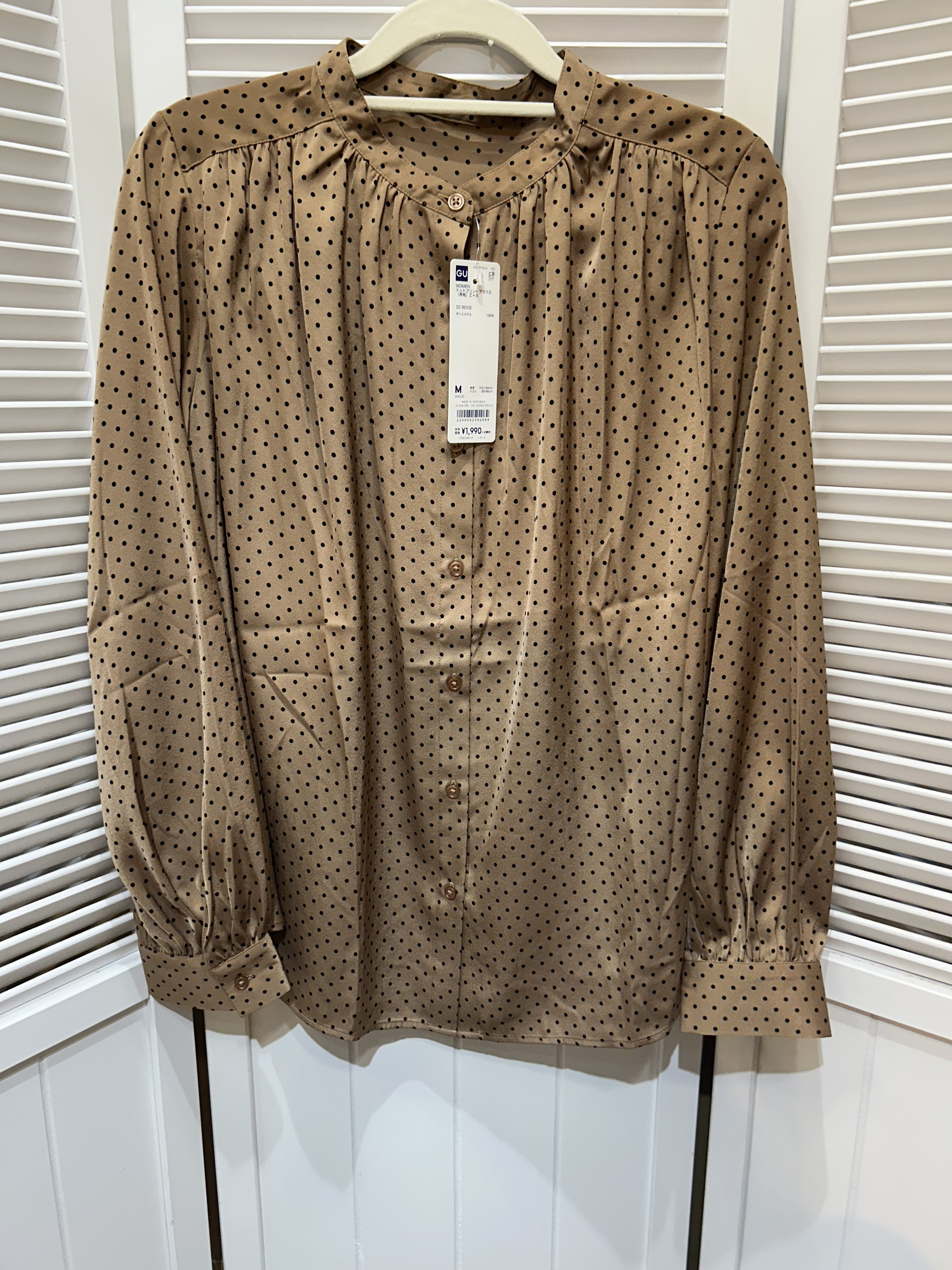 未使用 GU ドットプリントブラウス Mサイズ ベージュ