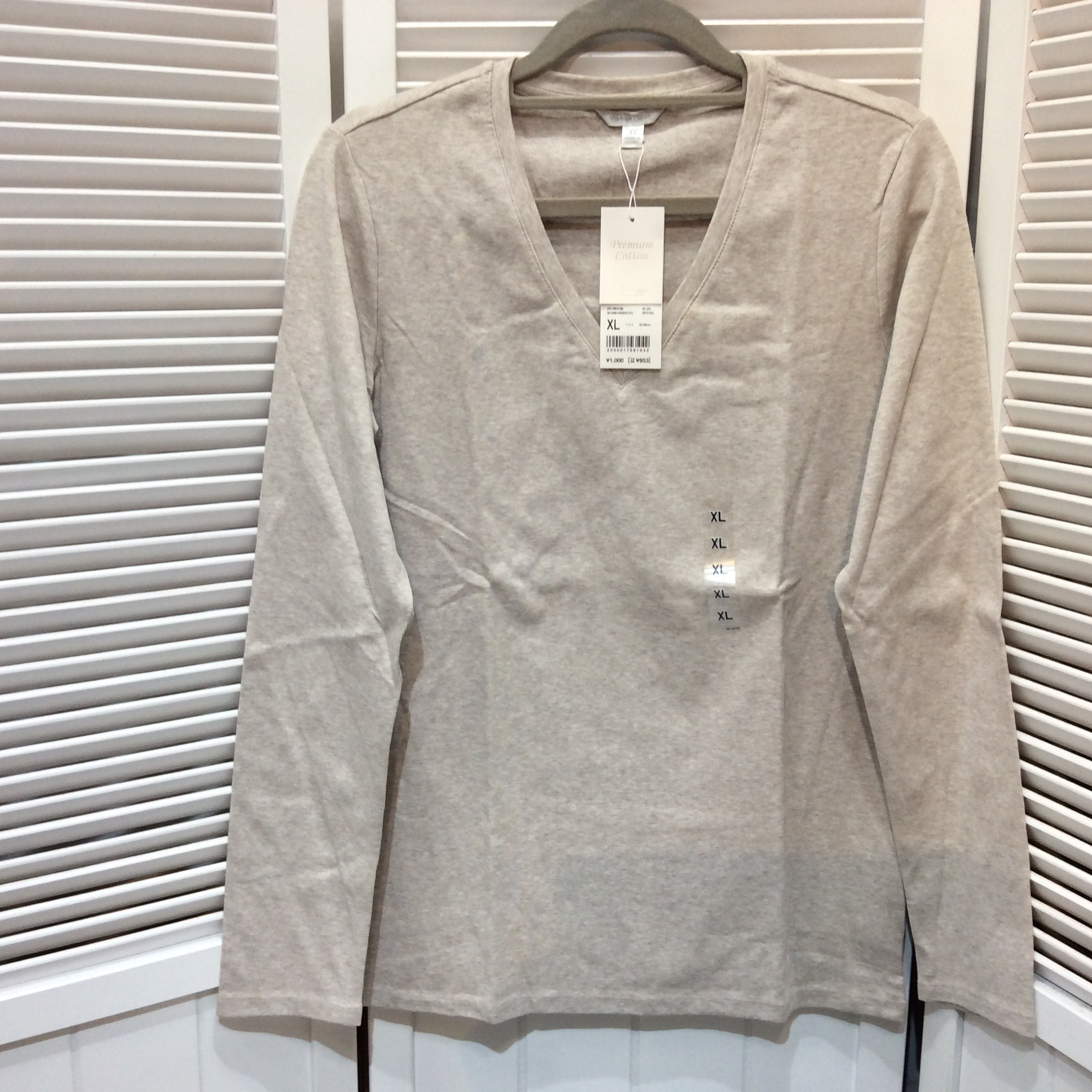 新品 定価の半額❗️ユニクロ プレミアムコットン VネックTシャツ XLサイズ  ナチュラル  シミあり