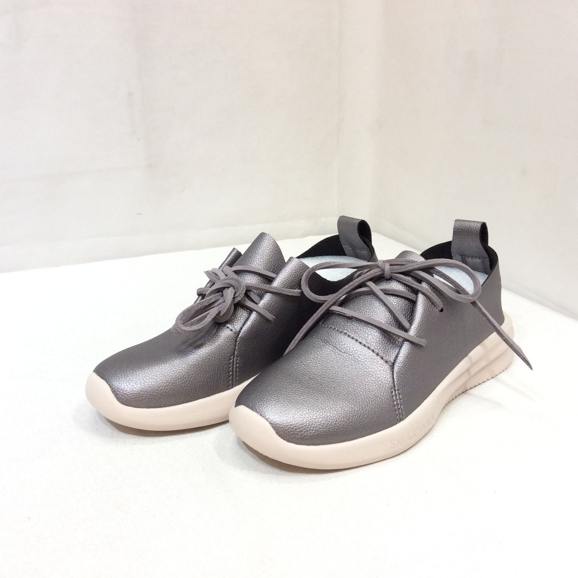 未使用 軽量スニーカー 23.0cm  シルバー