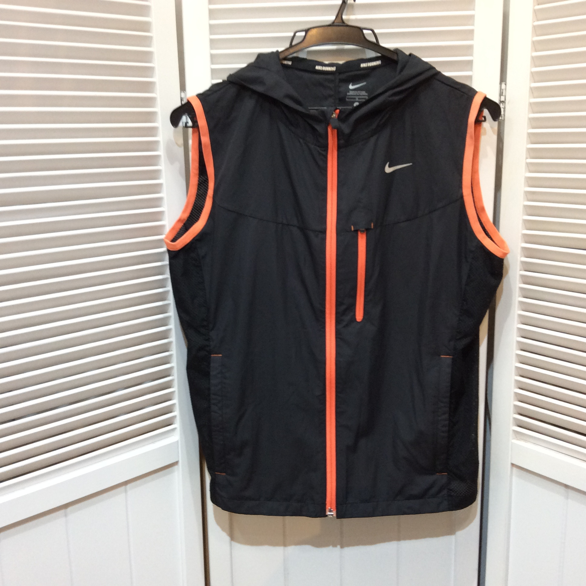 ナイキ フード付きベスト  サイズL  黒  男女兼用