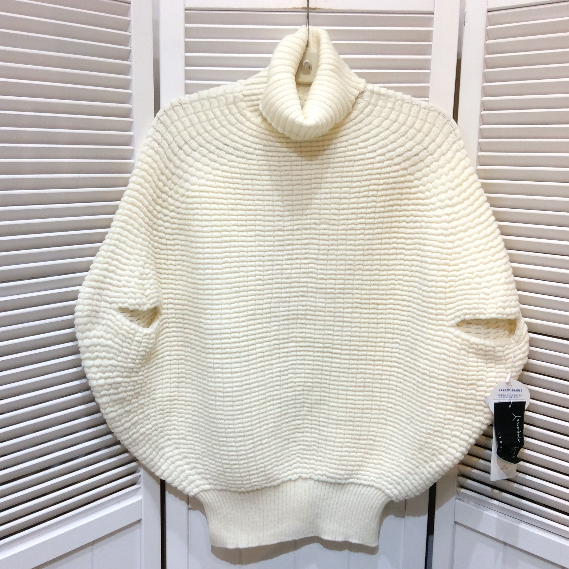 未使用 カマガタニット  ポンチョ タートルセーター フリーサイズ   ホワイト