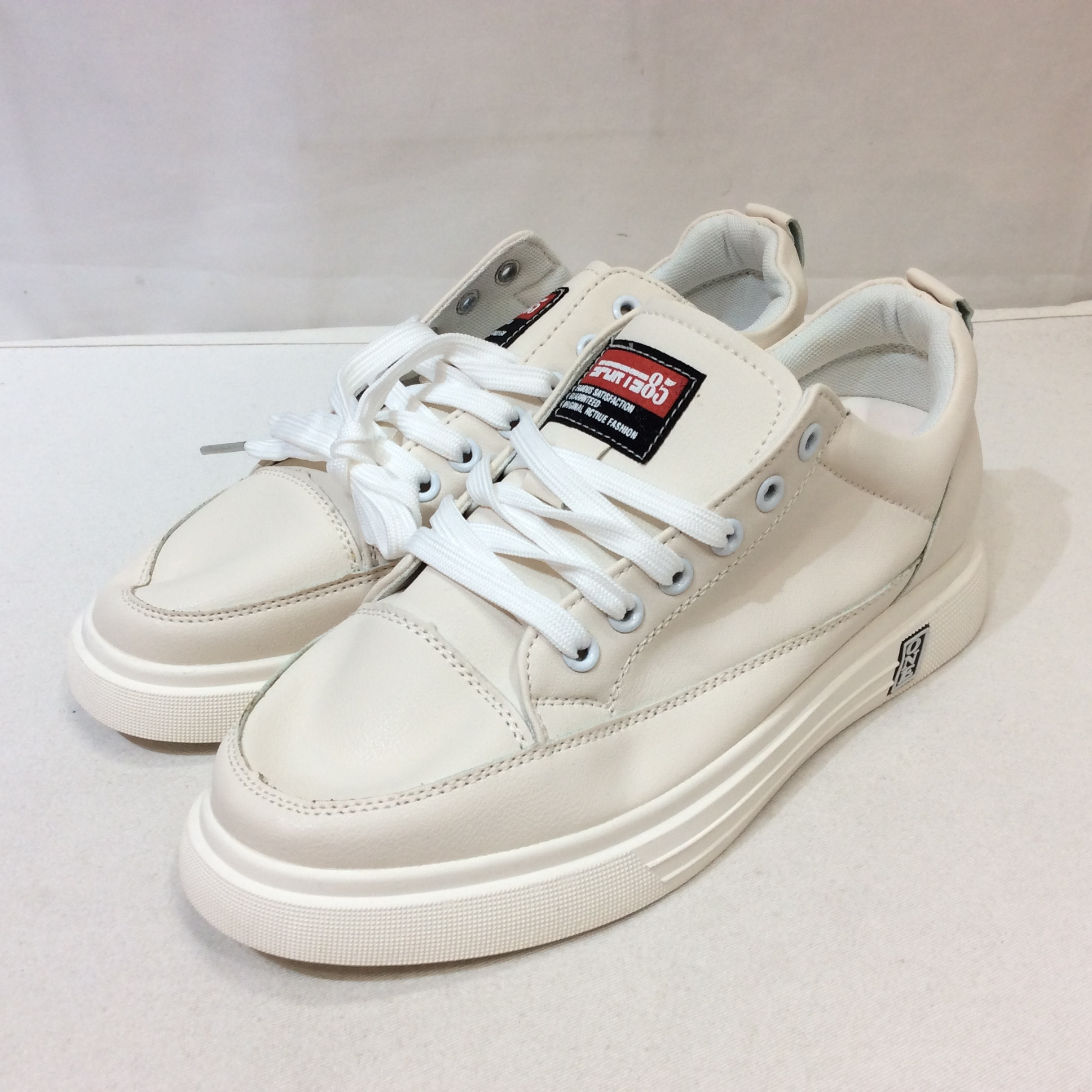 未使用☆シークレットシューズ スニーカー 41 26cm位 アイボリー系