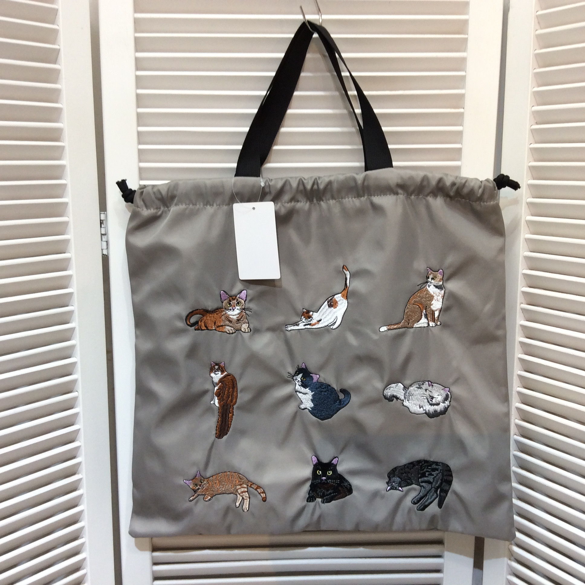 未使用 ナイロン手提げバッグ  グレー／ねこ刺繍柄