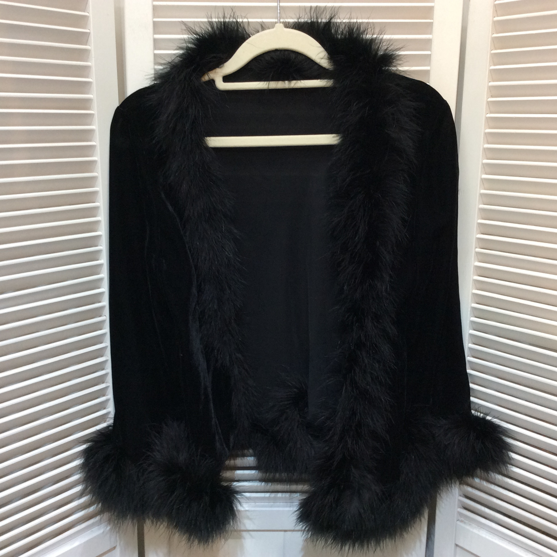 ストロベリーフィールズ 羽根付きベロアボレロ ブラック