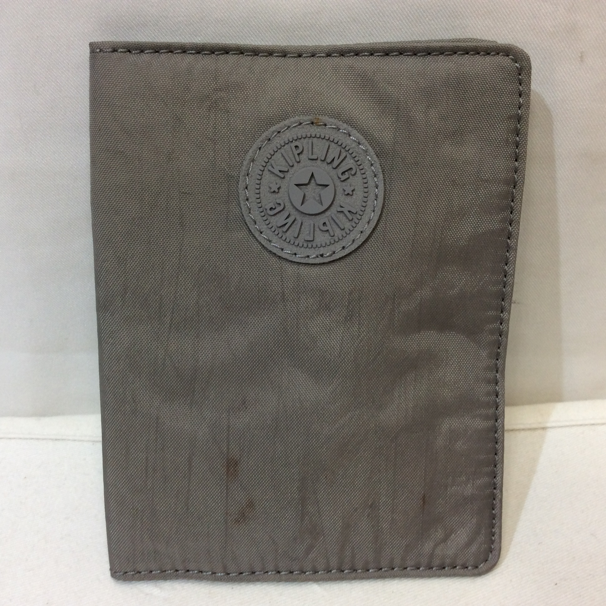 未使用☆kipling キプリング パスポートケース グレー 前面にシミあり