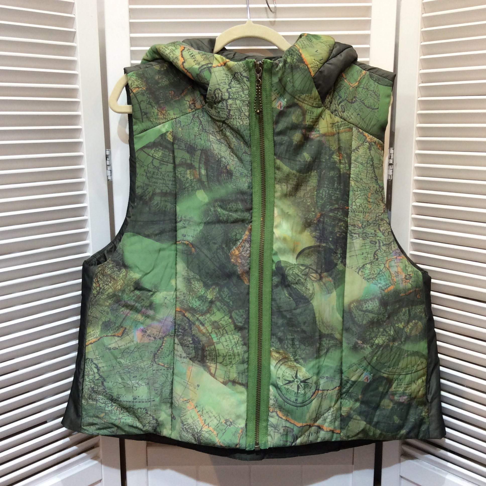 フード付き 中綿ベスト サイズ38  グリーン柄