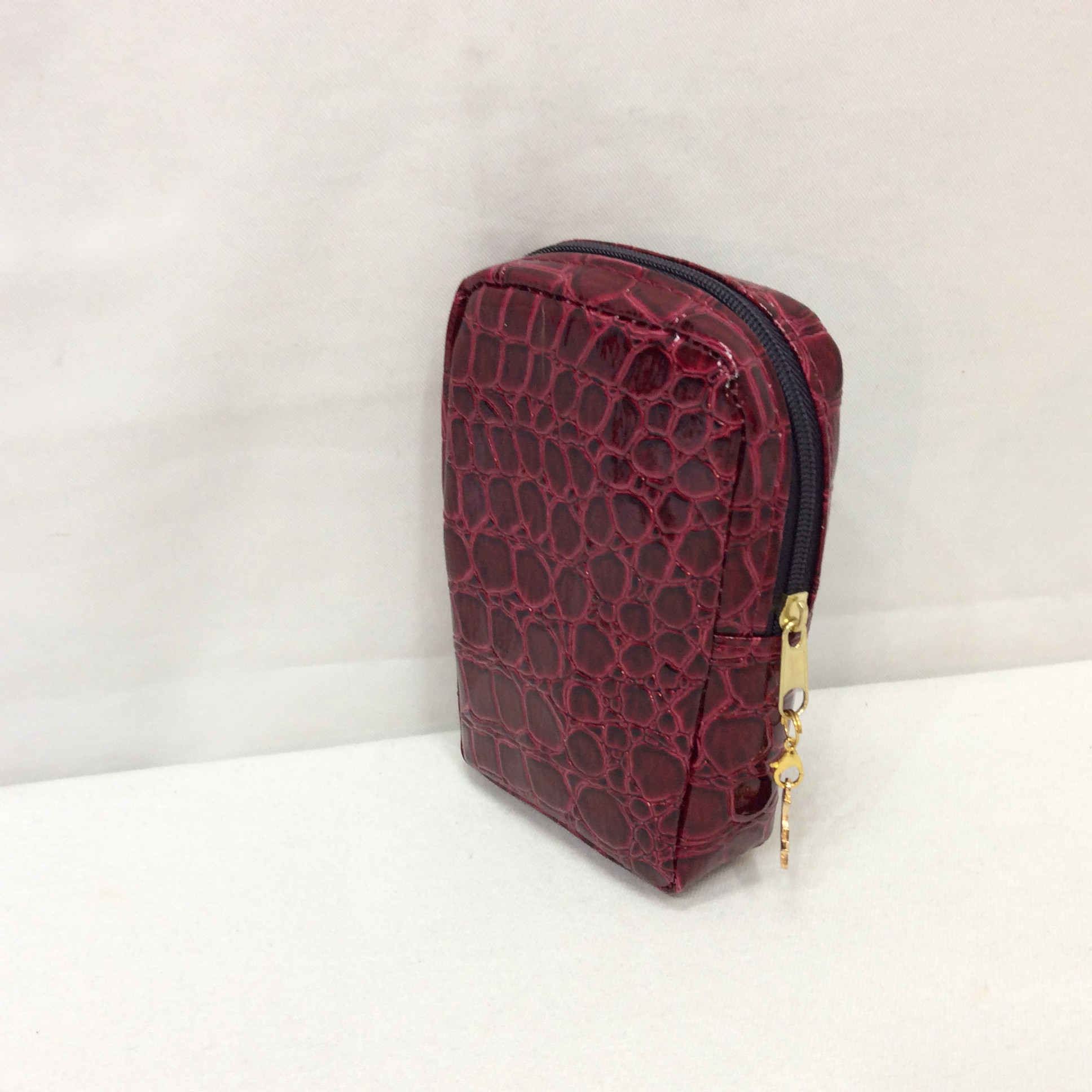 未使用 ポーチ  レッド型押し柄