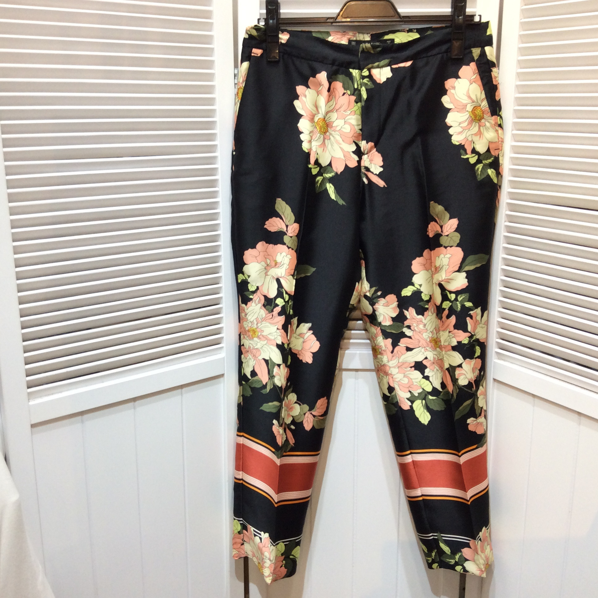 ZARA パンツ  Sサイズ(大きめ) ブラック／プリント柄