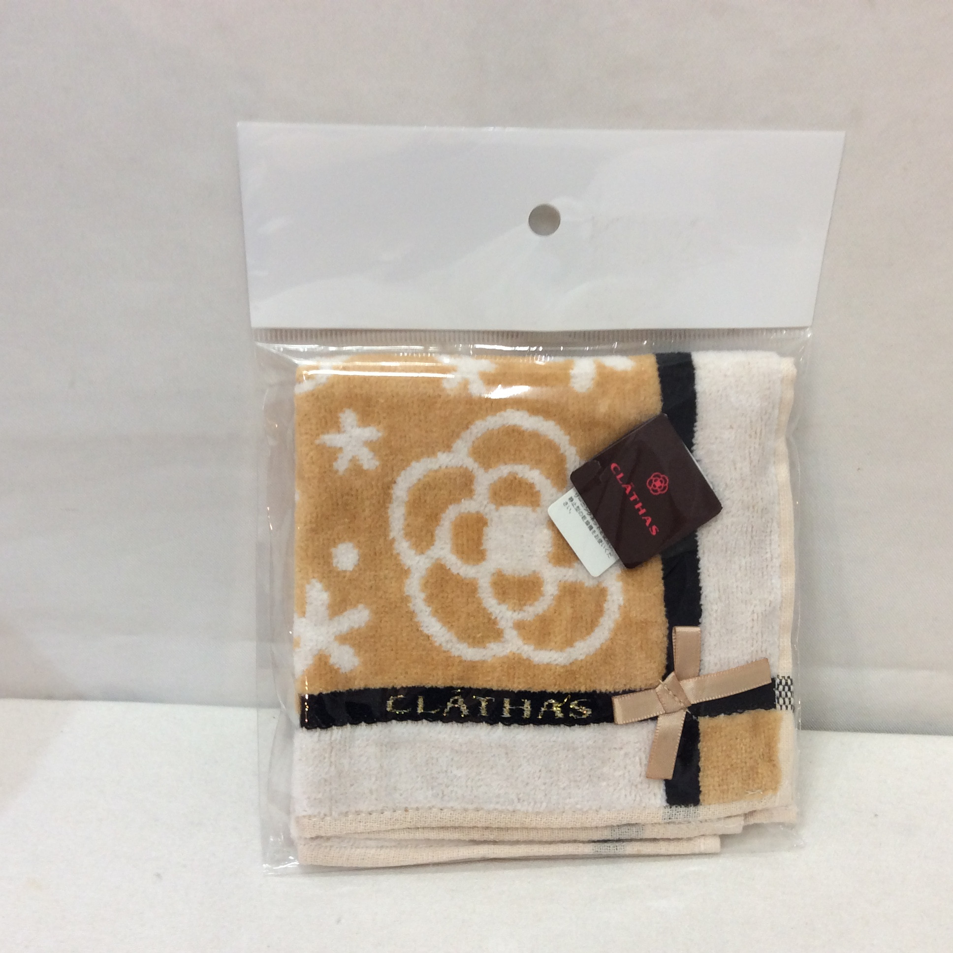 未使用 クレイサス タオルハンカチ  ベージュ／カメリア