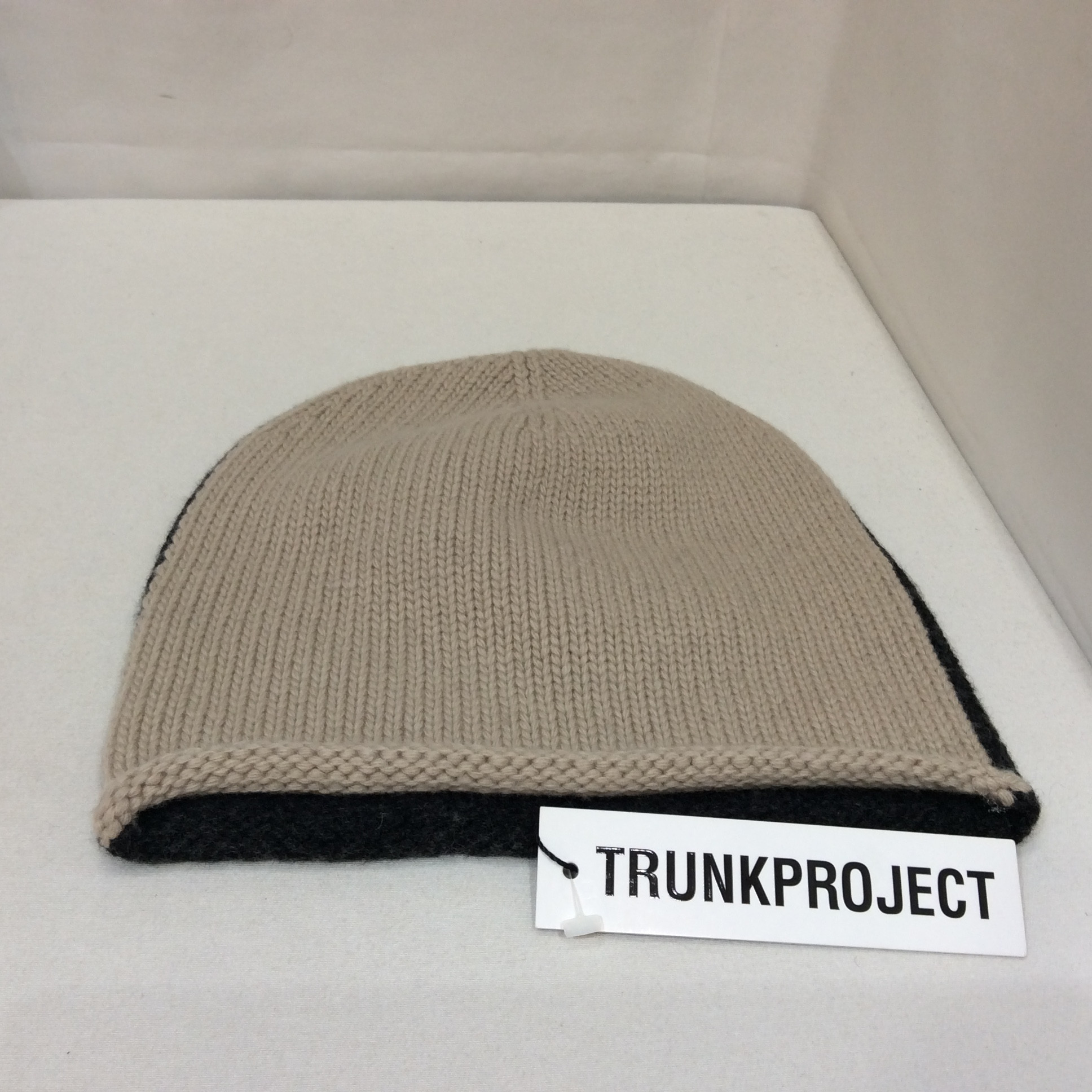 未使用 TRUNKPROJECT ニット帽子  ベージュ／チャコールグレー