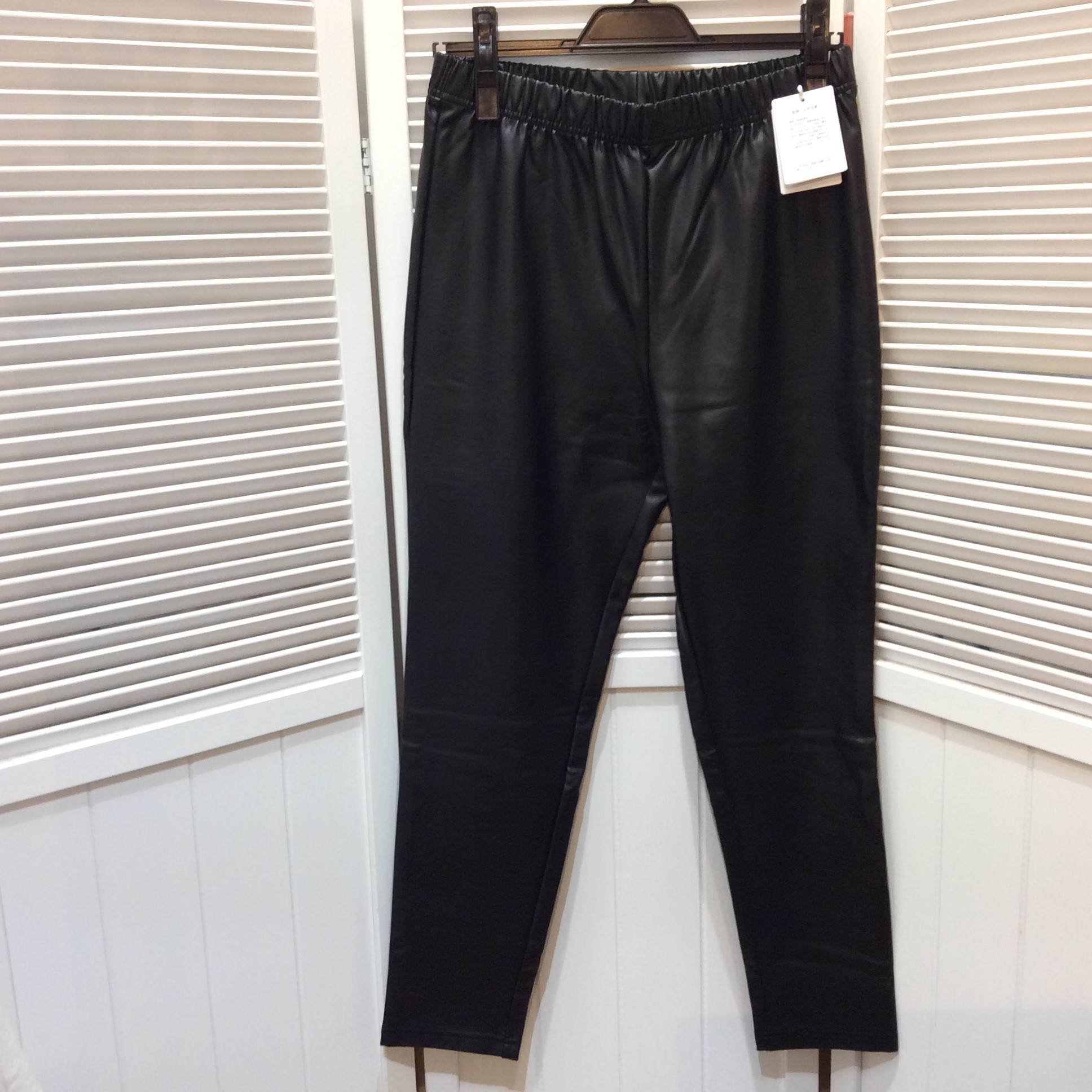 未使用 ドゥクラッセ 合皮パンツ  13号 ブラック