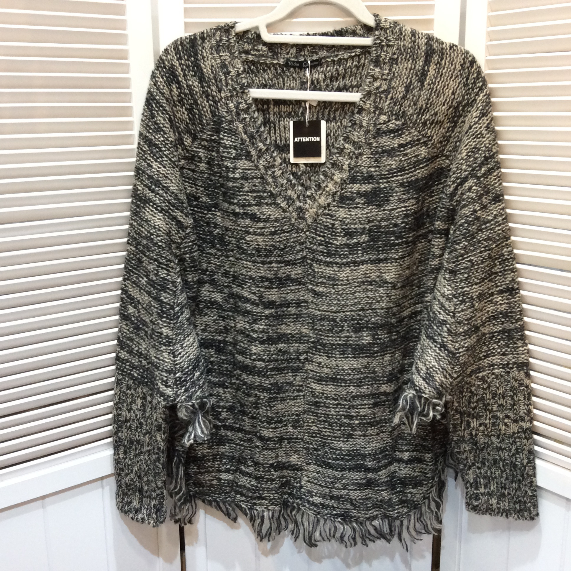 未使用 Vネックデザイン ニットプルオーバー  Mサイズ  ブラック×グレー系