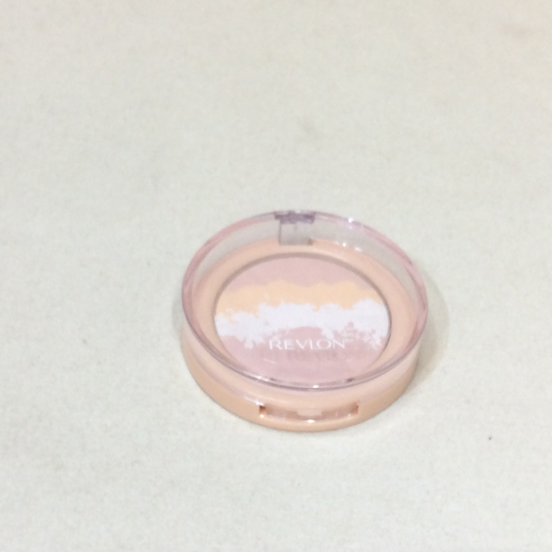 未使用 レブロン ルーセント フィニッシュパウダー （フェイスパウダー）