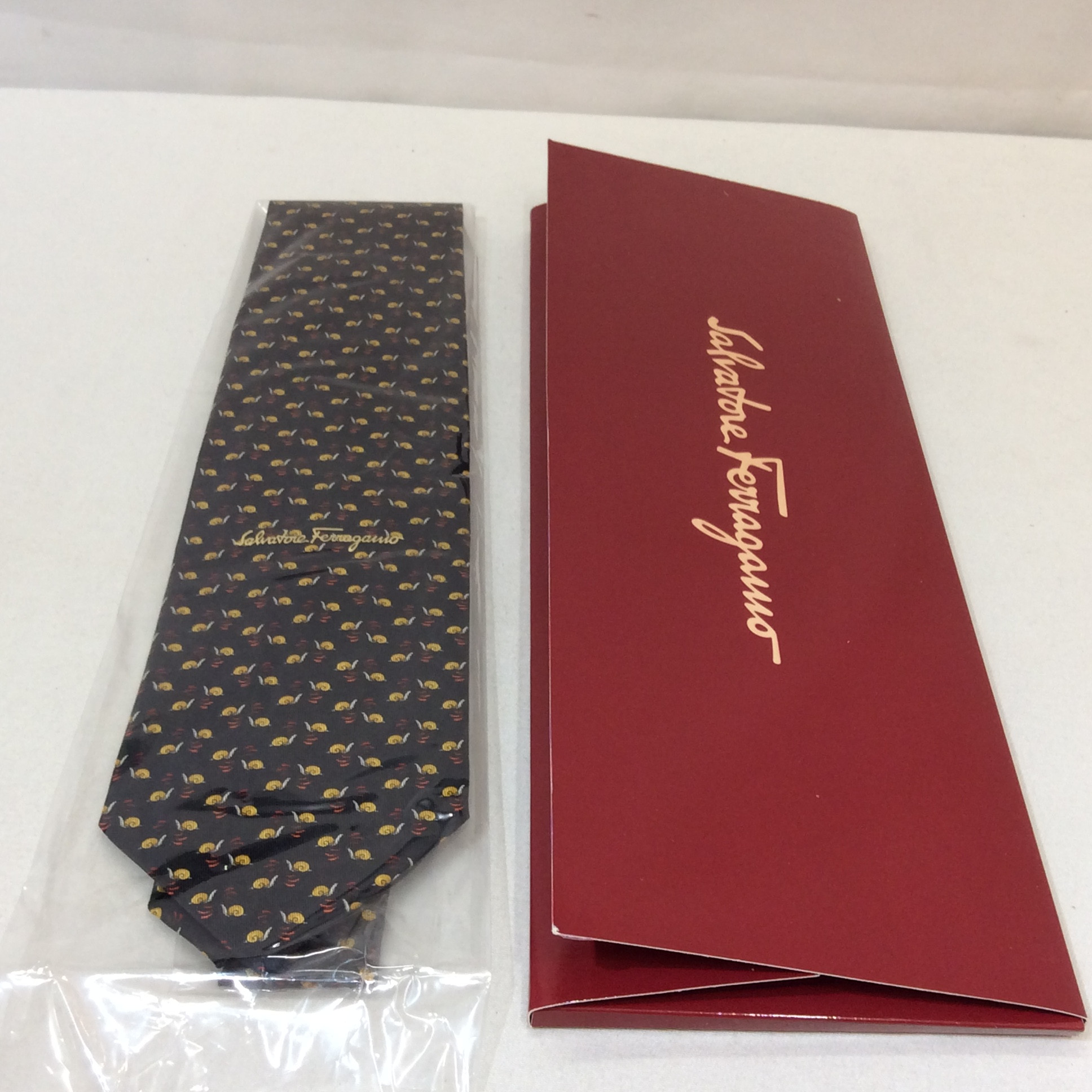 新品 フェラガモ ネクタイ  ブラック柄  No5