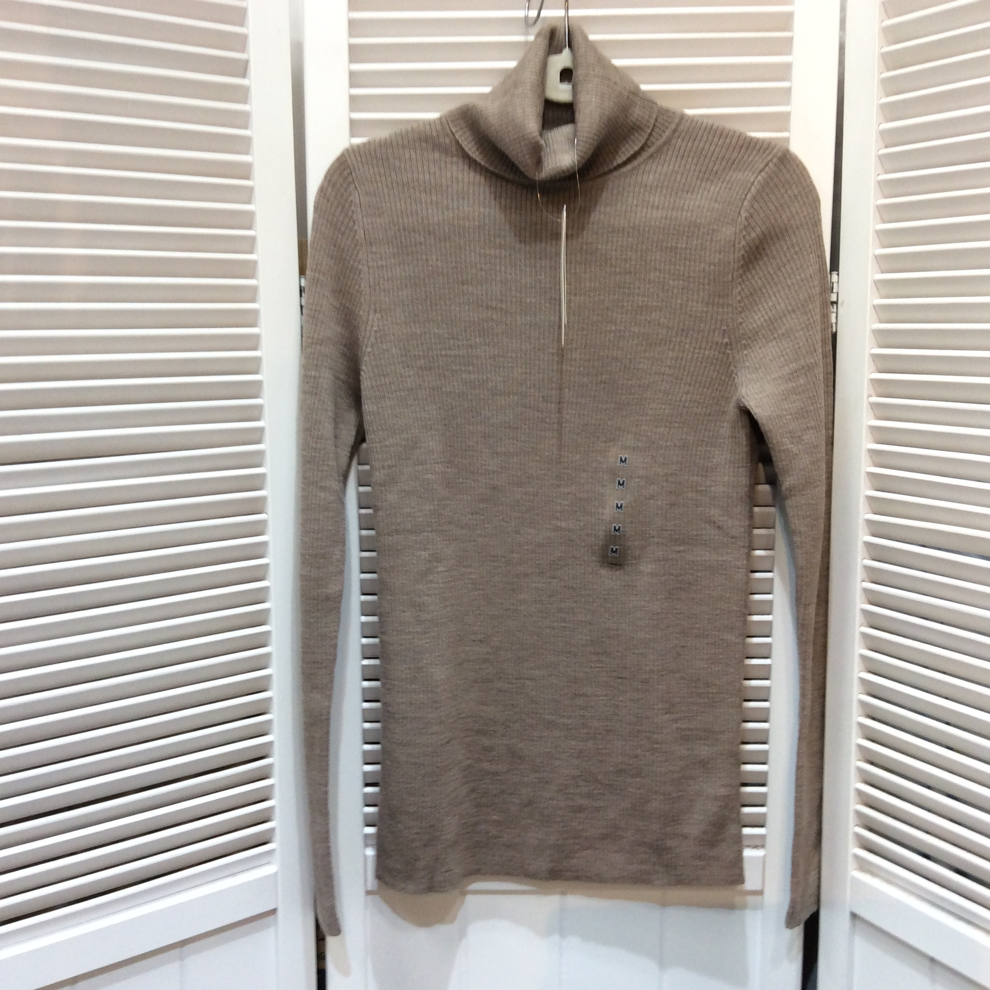 未使用 ユニクロ エクストラファインメリノ リブタートルセーター Mサイズ ベージュ