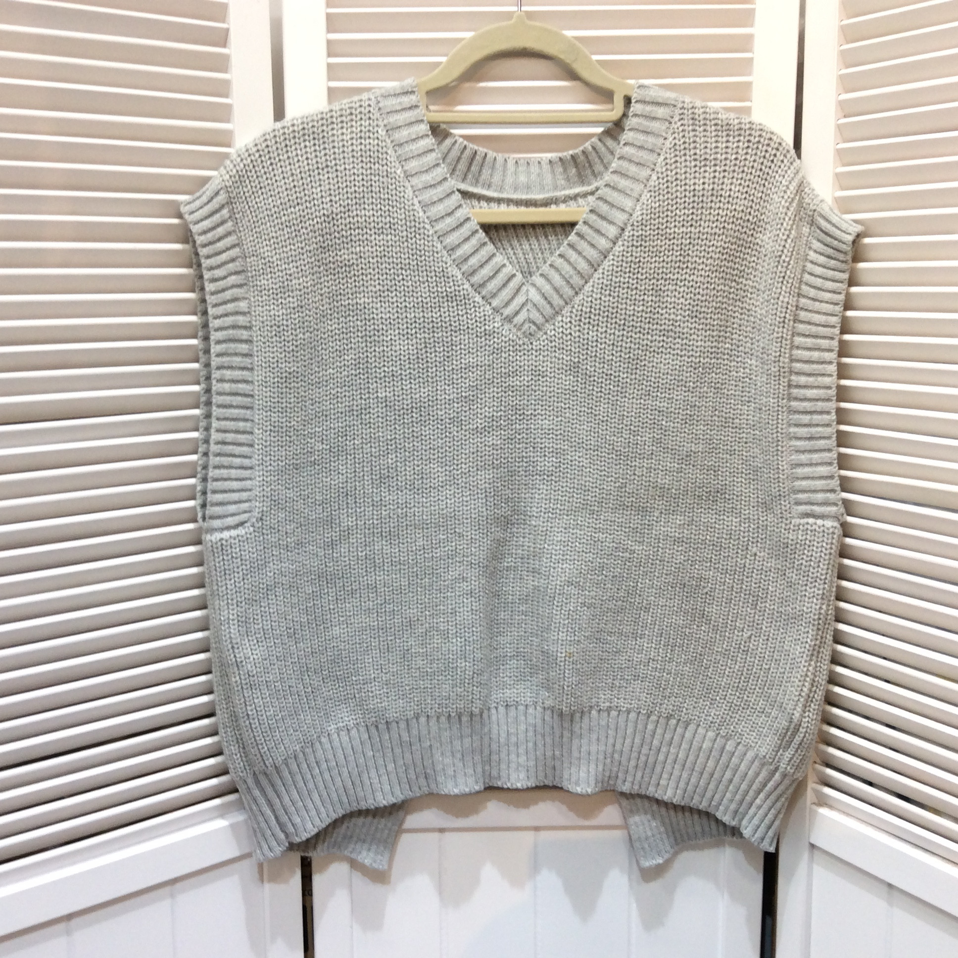 センソユニコ  Vネックデザインニットベスト サイズ38  グレー 美品