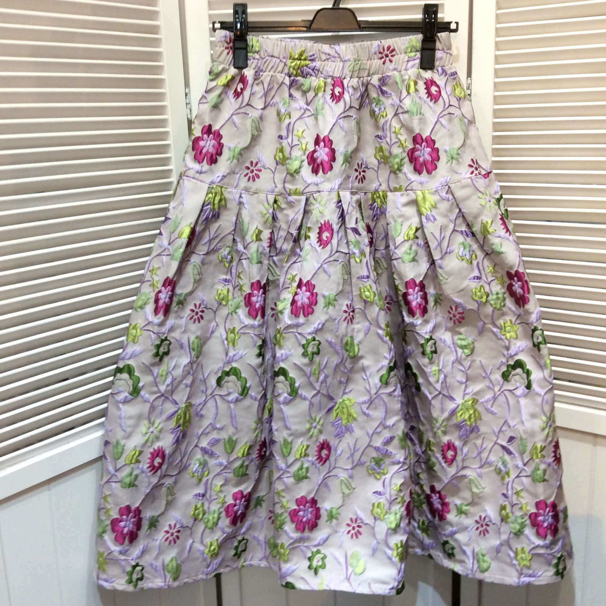 フレアスカート   M〜L  ピンク／刺繍柄  美品