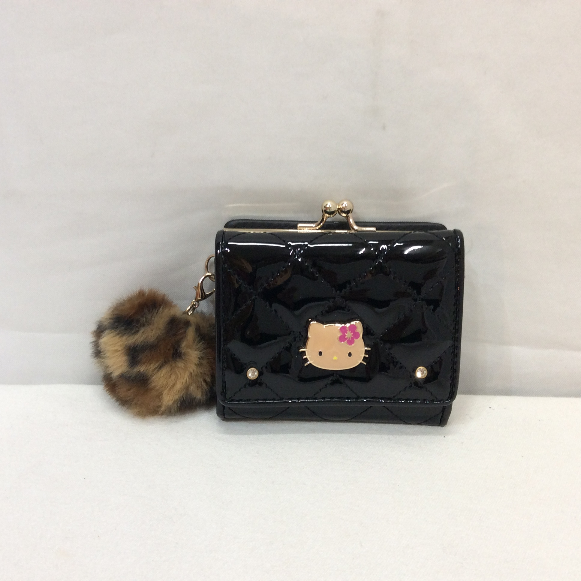 日焼けキティ 3つ折りコンパクト財布 黒  ヒョウボアチャーム付き