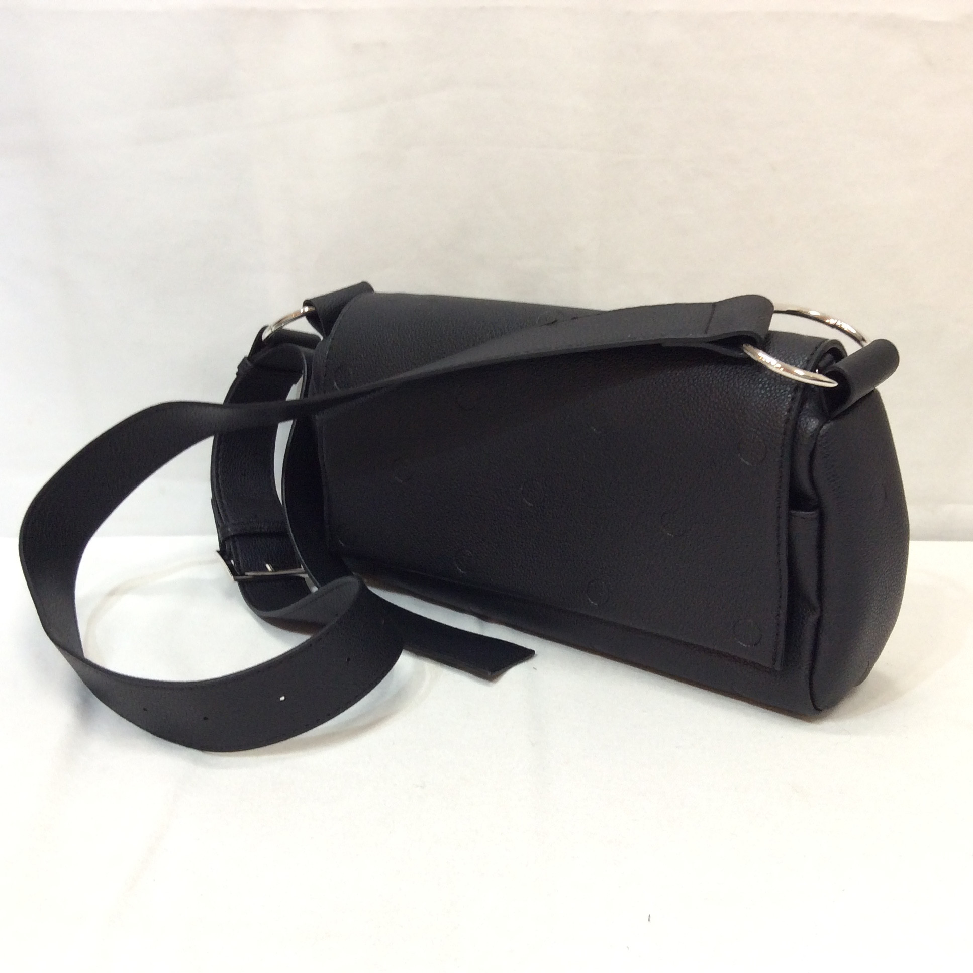 合皮ショルダーバッグ  黒／ドット柄  美品