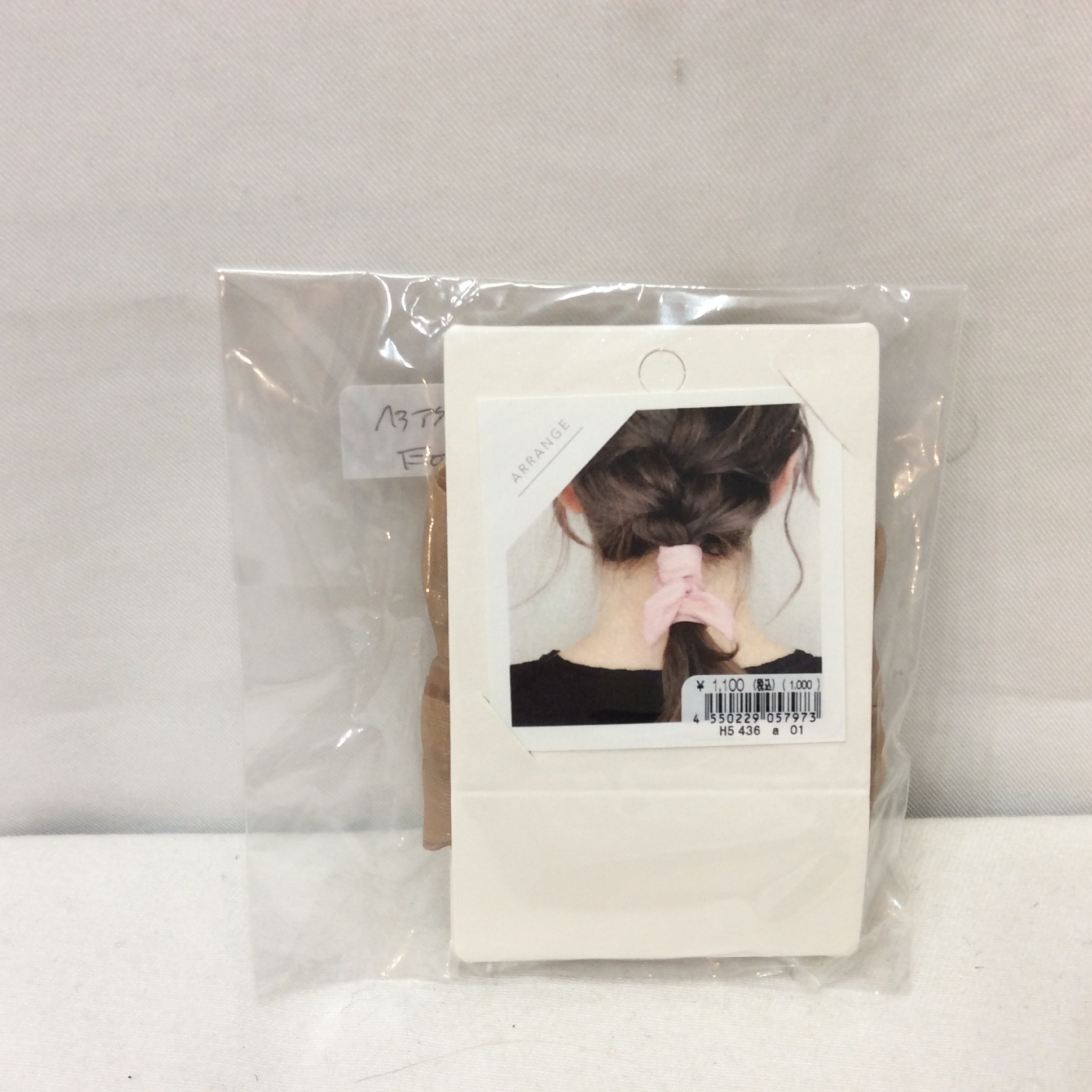 新品 ヘアアクセサリー  ベージュラメ