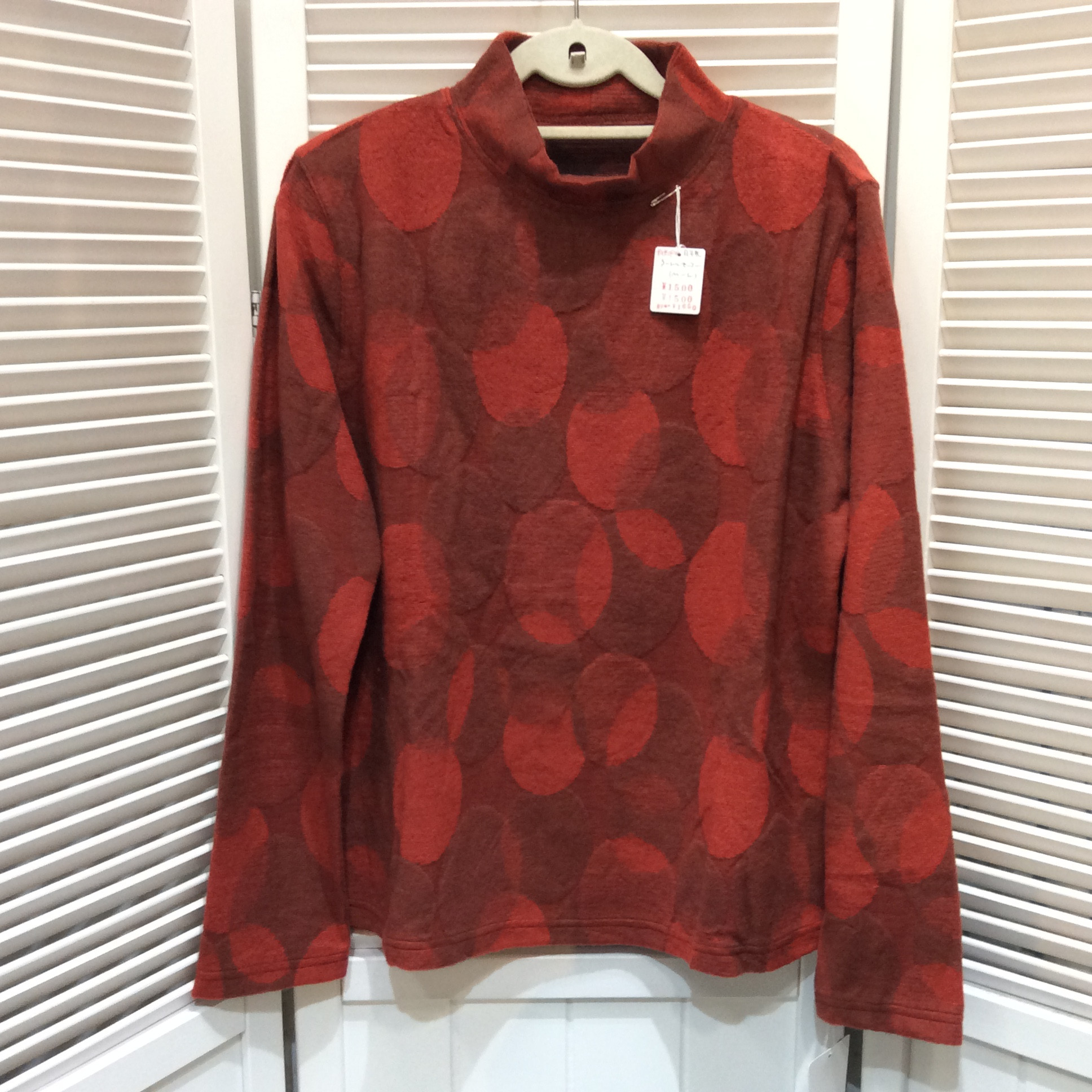 未使用 日本製 ハイネックカットソー  M〜L  エンジ／丸柄