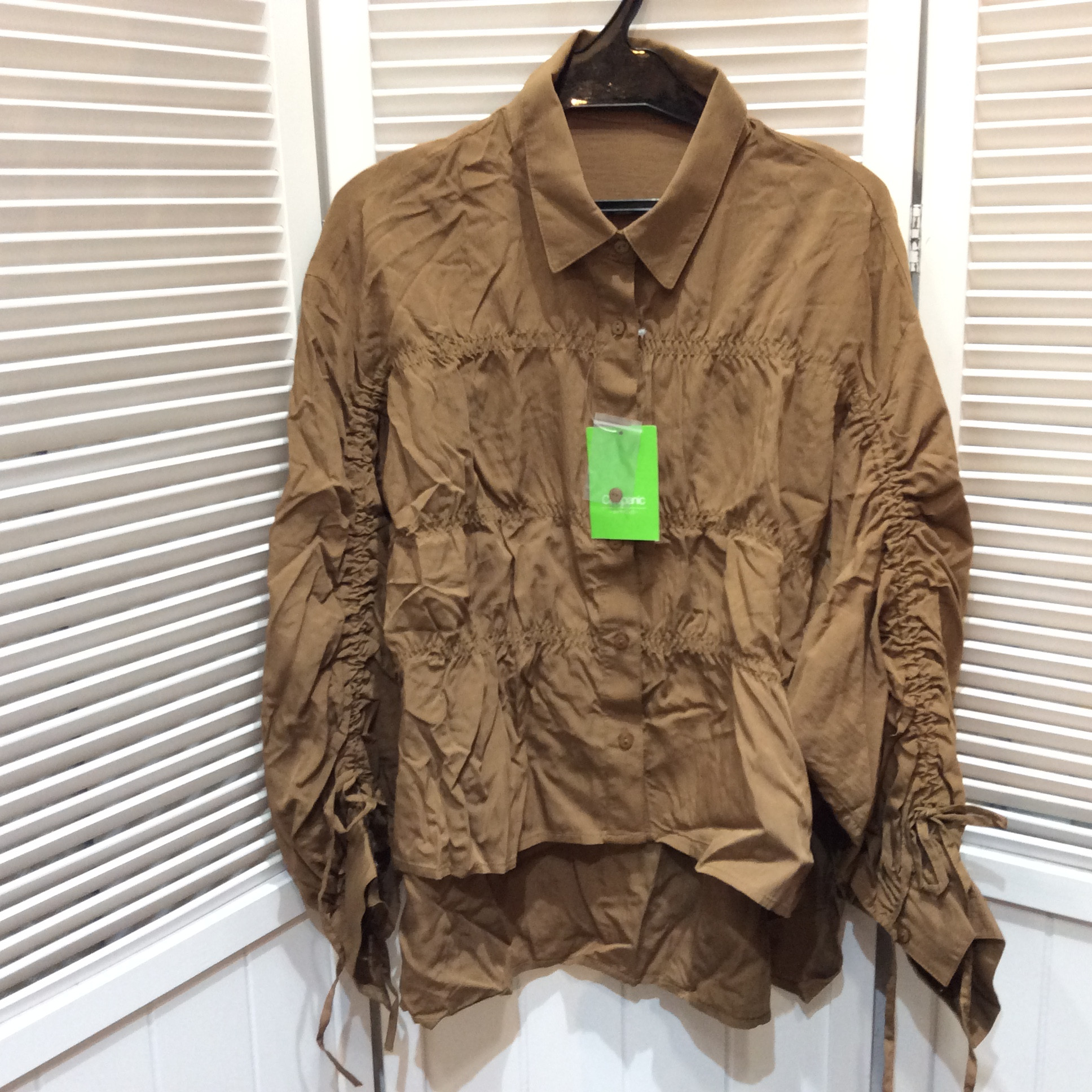 未使用 チャオパニック 袖リボンシャーリングブラウス フリーサイズ   茶